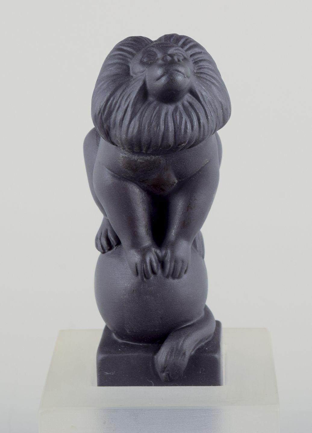 Danois Pia Langelund pour Royal Copenhagen. Figure de singe en bisquit sur une base en verre. en vente