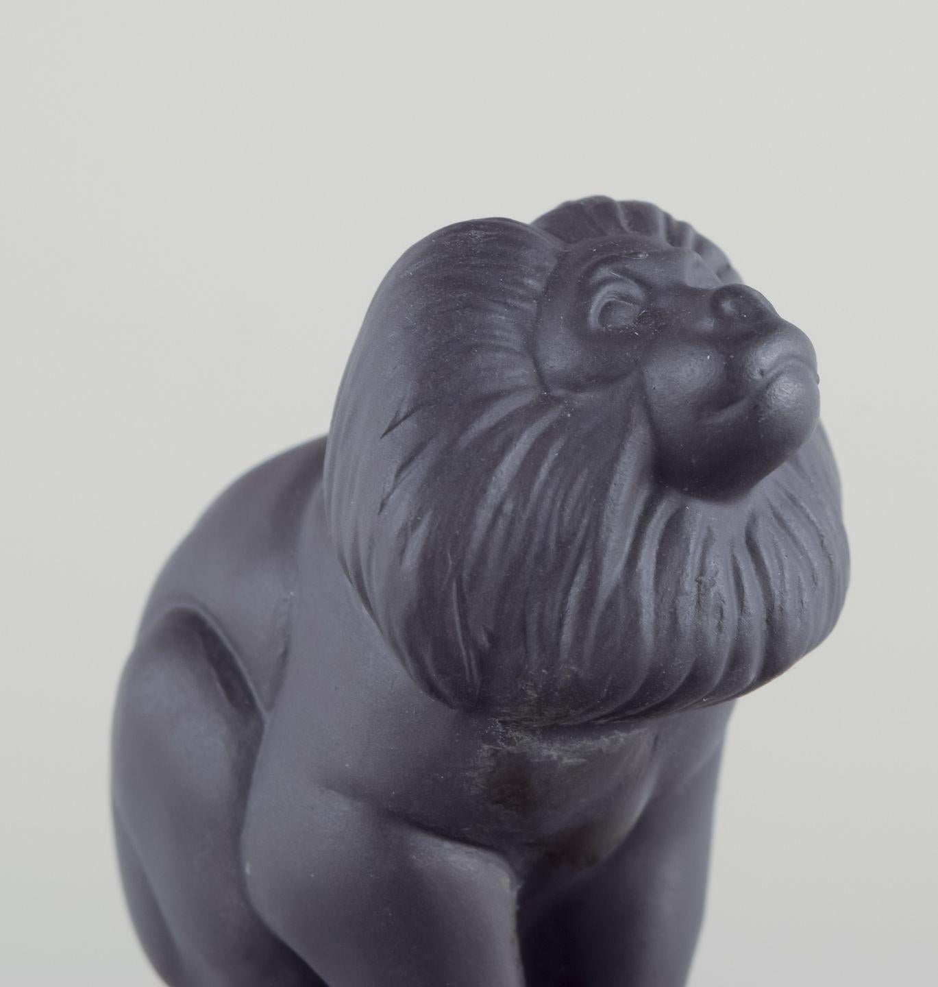 20ième siècle Pia Langelund pour Royal Copenhagen. Figure de singe en bisquit sur une base en verre. en vente