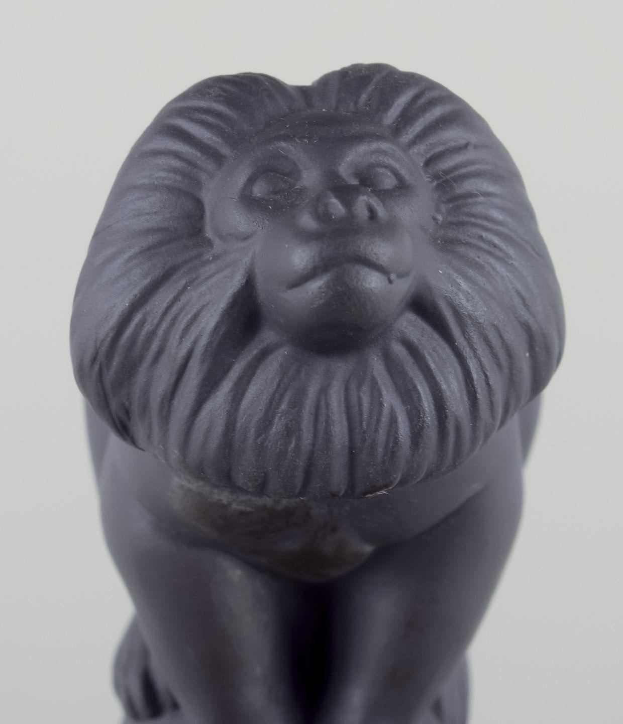 Céramique Pia Langelund pour Royal Copenhagen. Figure de singe en bisquit sur une base en verre. en vente