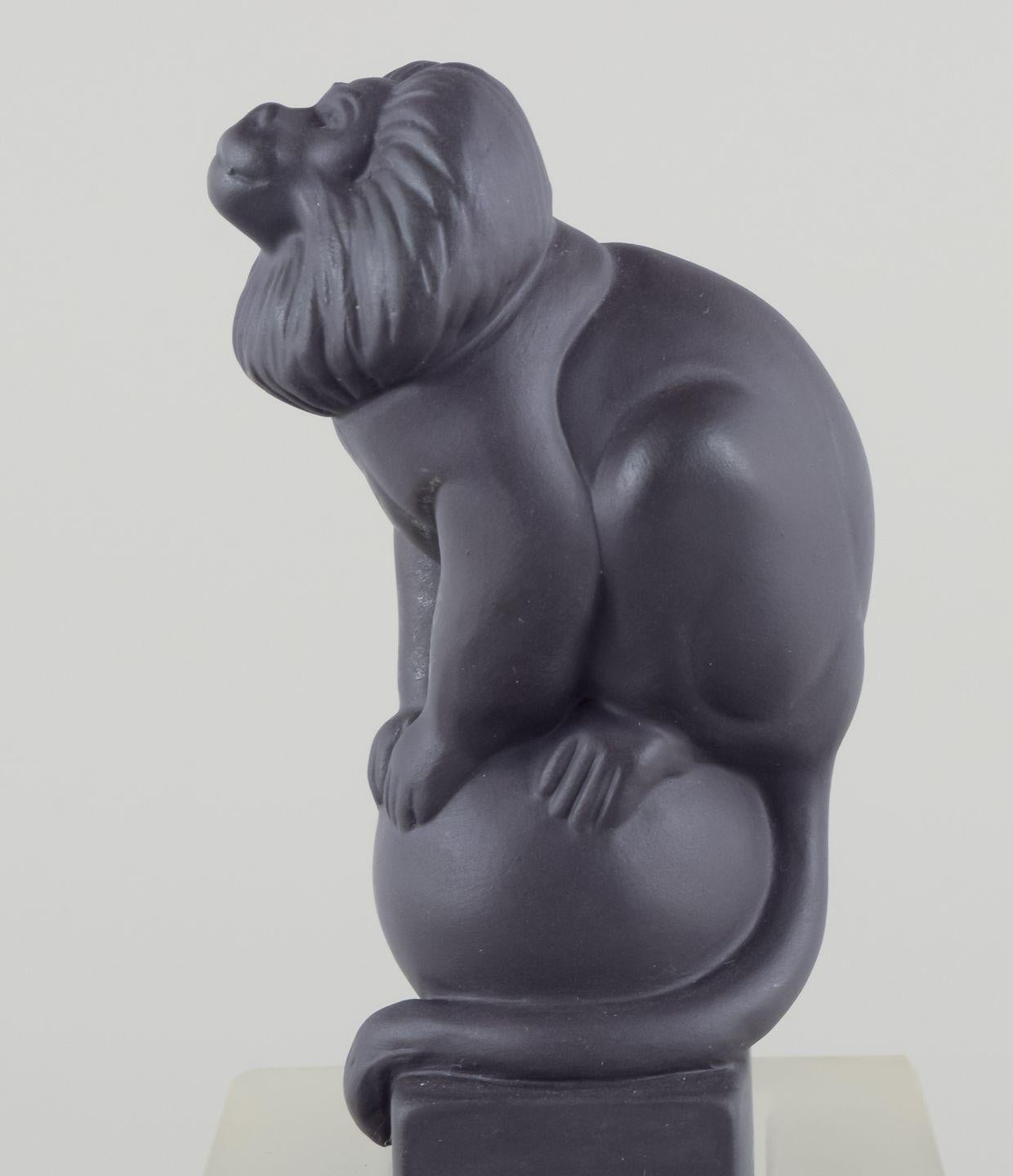 Pia Langelund pour Royal Copenhagen. Figure de singe en bisquit sur une base en verre. en vente 1