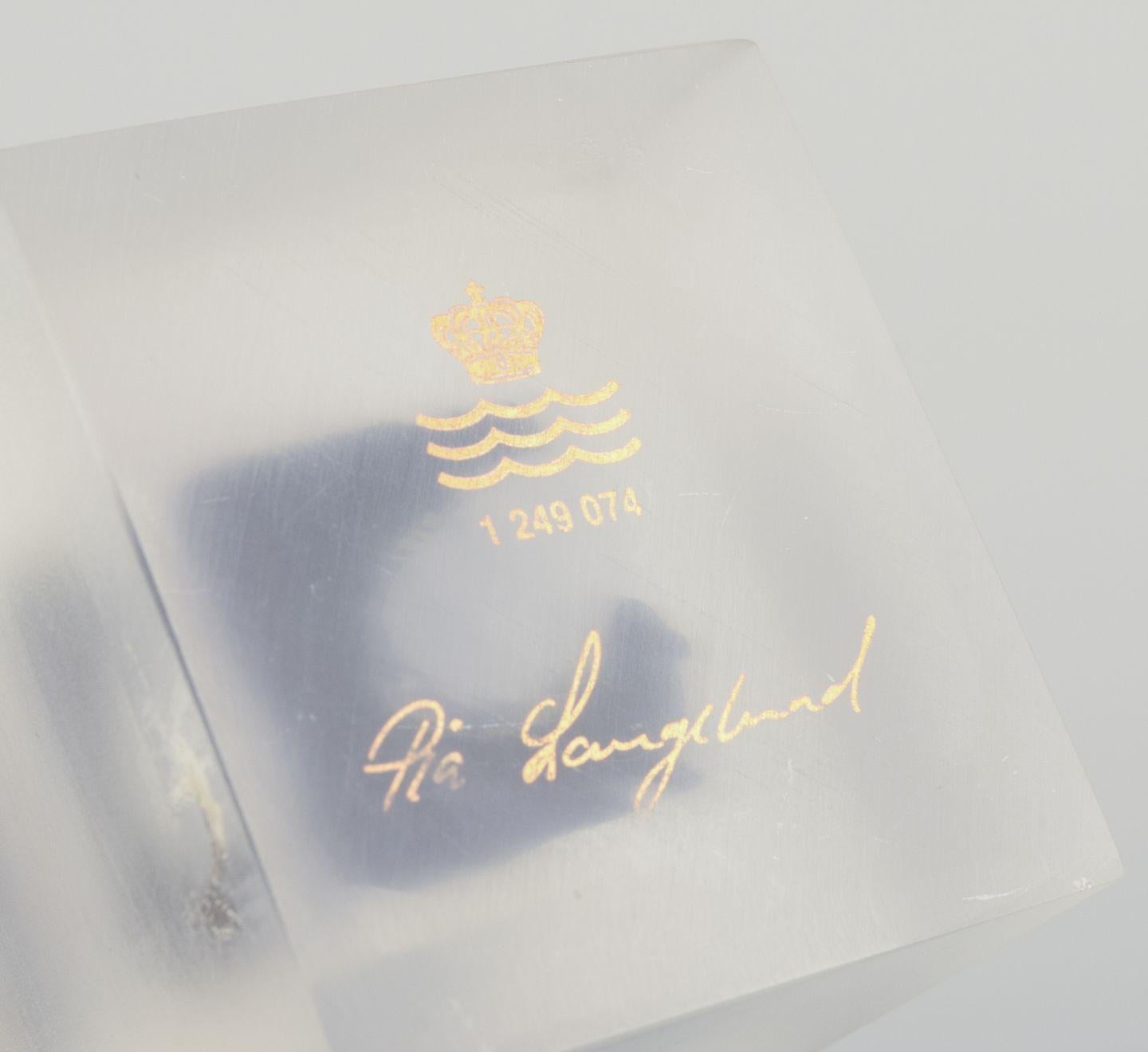 Pia Langelund pour Royal Copenhagen. Figure de singe en bisquit sur une base en verre. en vente 2
