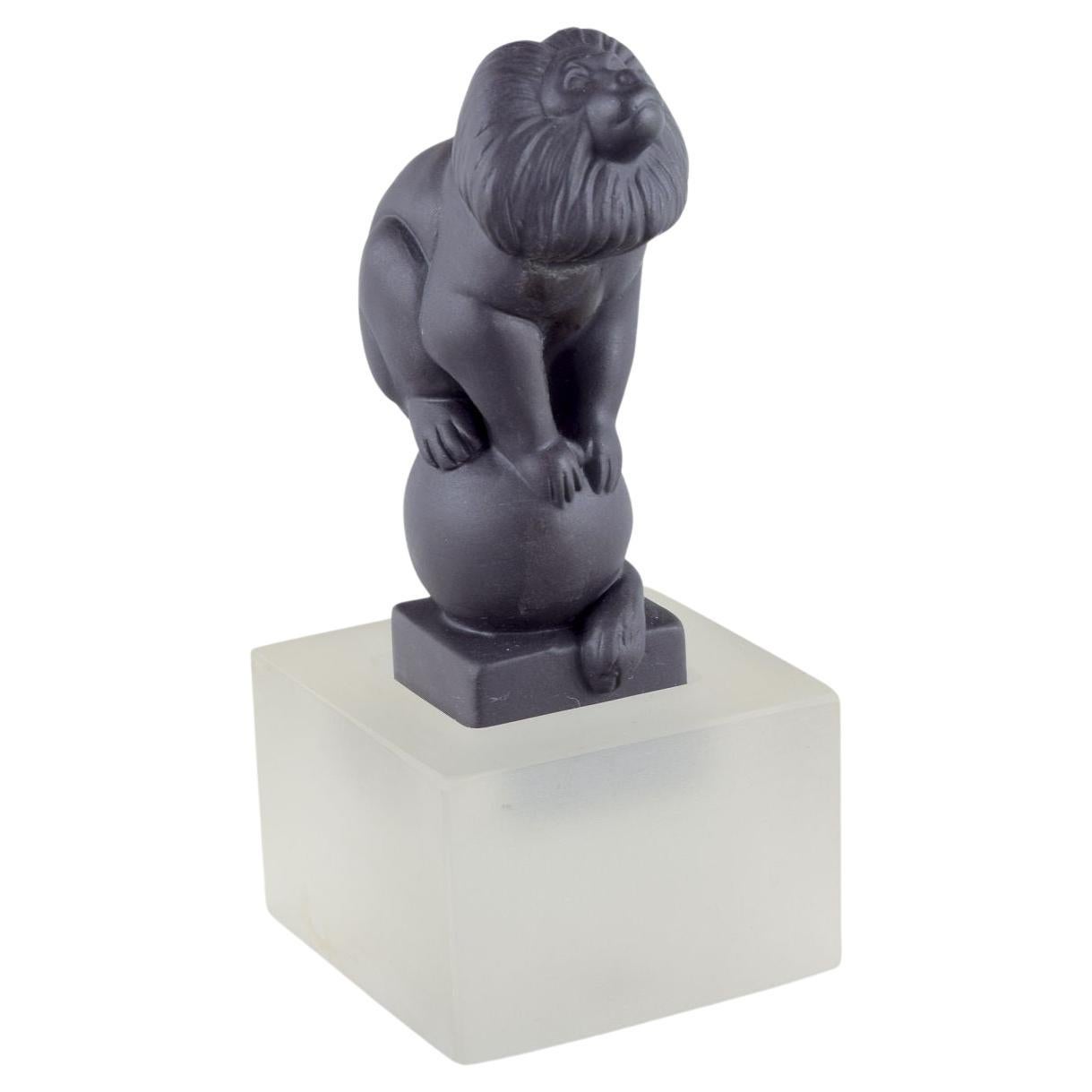 Pia Langelund per Royal Copenhagen. Figura di scimmia in bisquit su base di vetro.