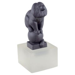 Pia Langelund para Royal Copenhagen. Figura de mono en bisquit sobre base de cristal.