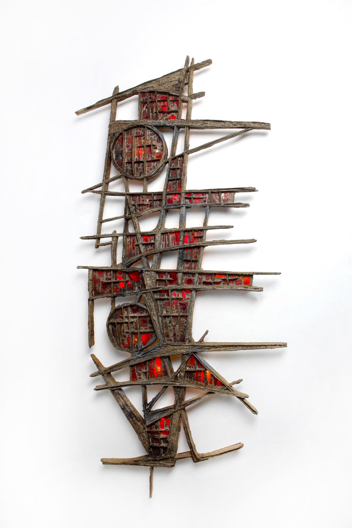 Pia Manu - Sculpture murale brutaliste enluminée en acier et verre teinté rouge, 1970 en vente 1