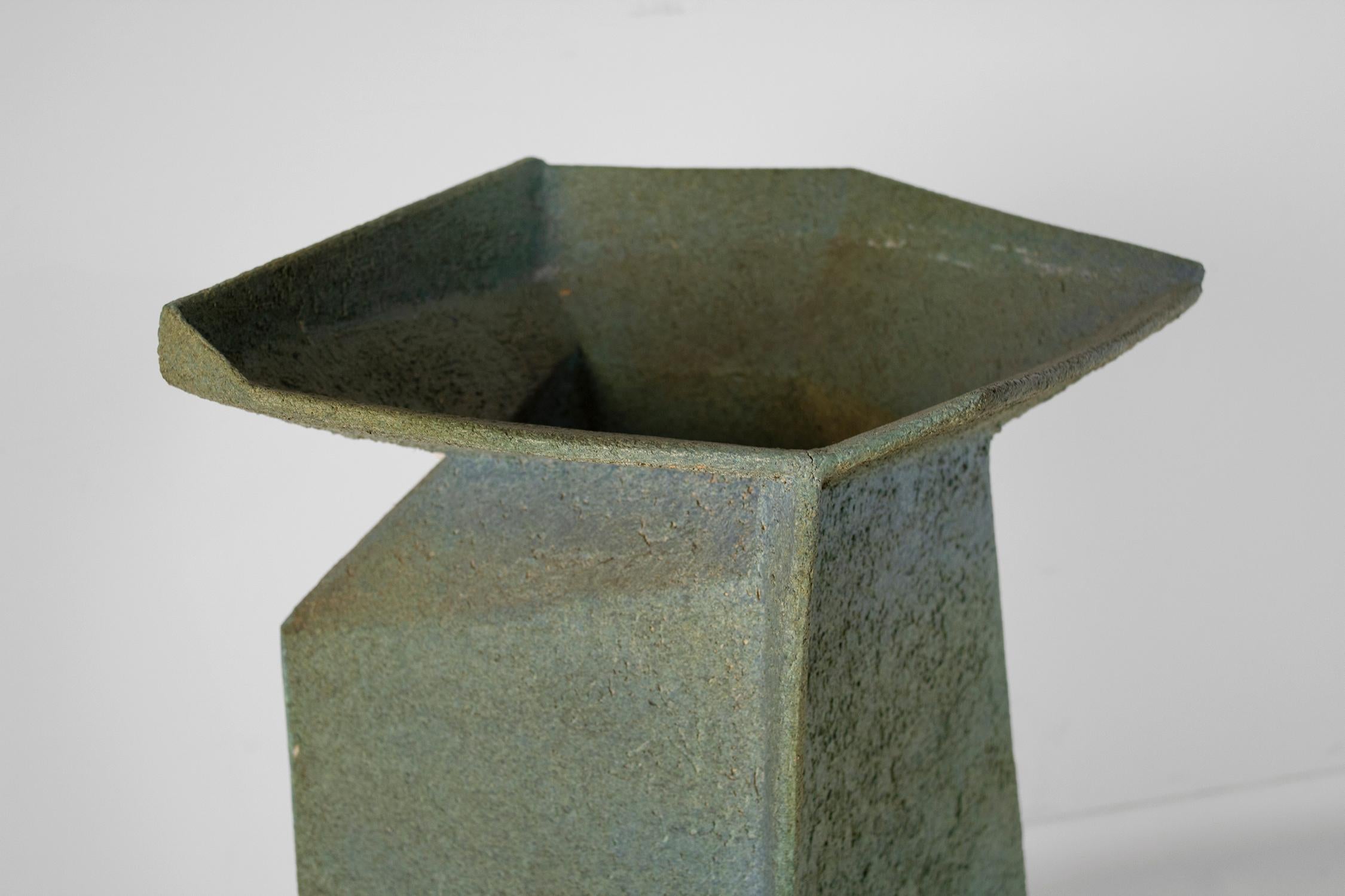 Vases en céramique Pia Manu Design brutal à facettes émaillé turquoise Échelle monumentale 10