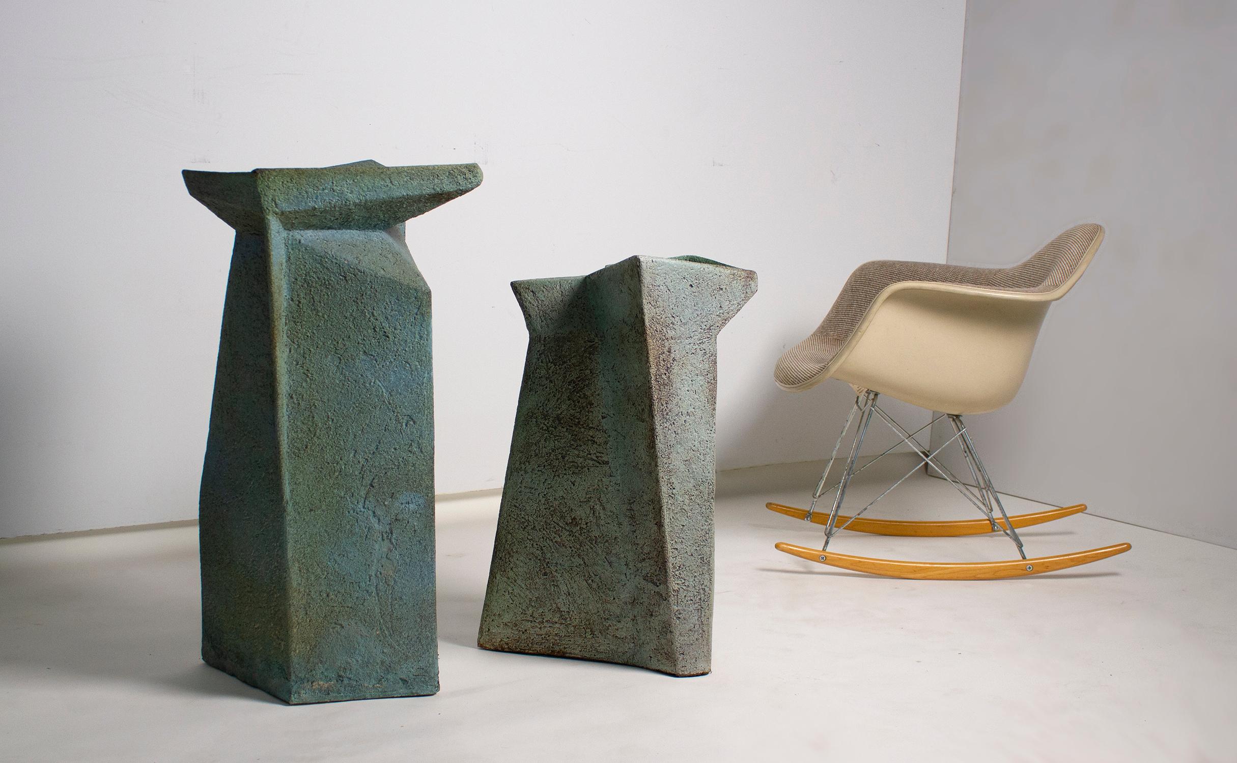 Cette paire de vases uniques en céramique brutaliste, conçus par Jules De Waele et fabriqués dans l'atelier Pia Manu dans les années 1970, provient d'une commande privée en Belgique. Une échelle massive. Texture et forme magnifiques. Chaque pièce a