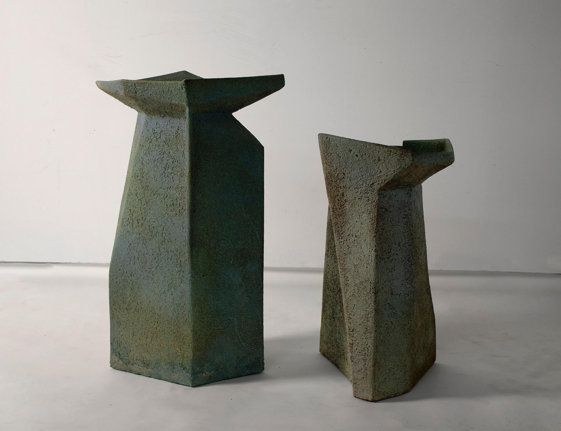 Belge Vases en céramique Pia Manu Design brutal à facettes émaillé turquoise Échelle monumentale