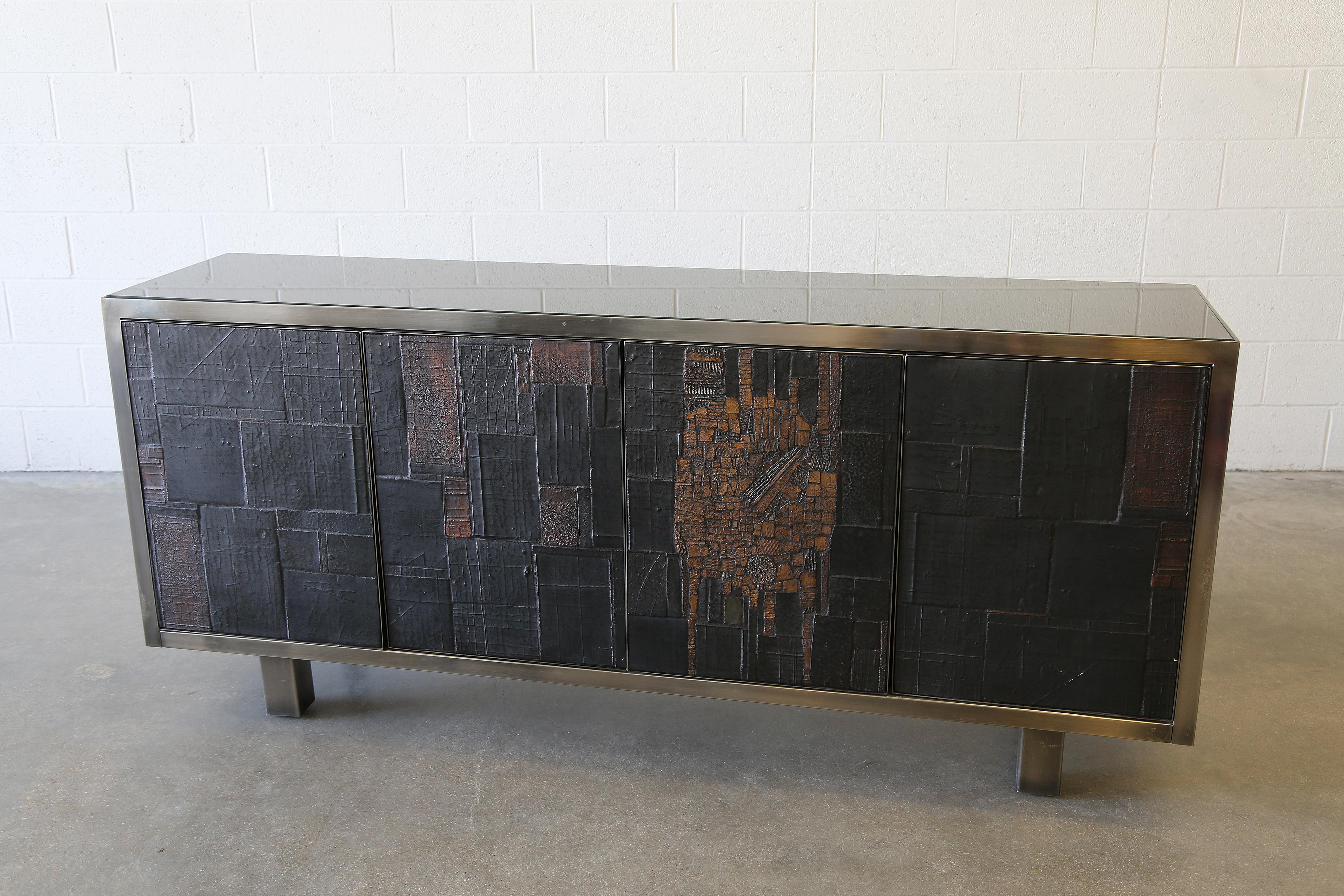 Pia Manu Rare Studio Credenza, bestehend aus einem Stahlskelett mit gravierten Keramik- und Schieferplatten und einer hinterlackierten Glasplatte. Wichtiges Design, von dem nur sehr wenige Exemplare hergestellt wurden. Dieses Stück würde gut zu den