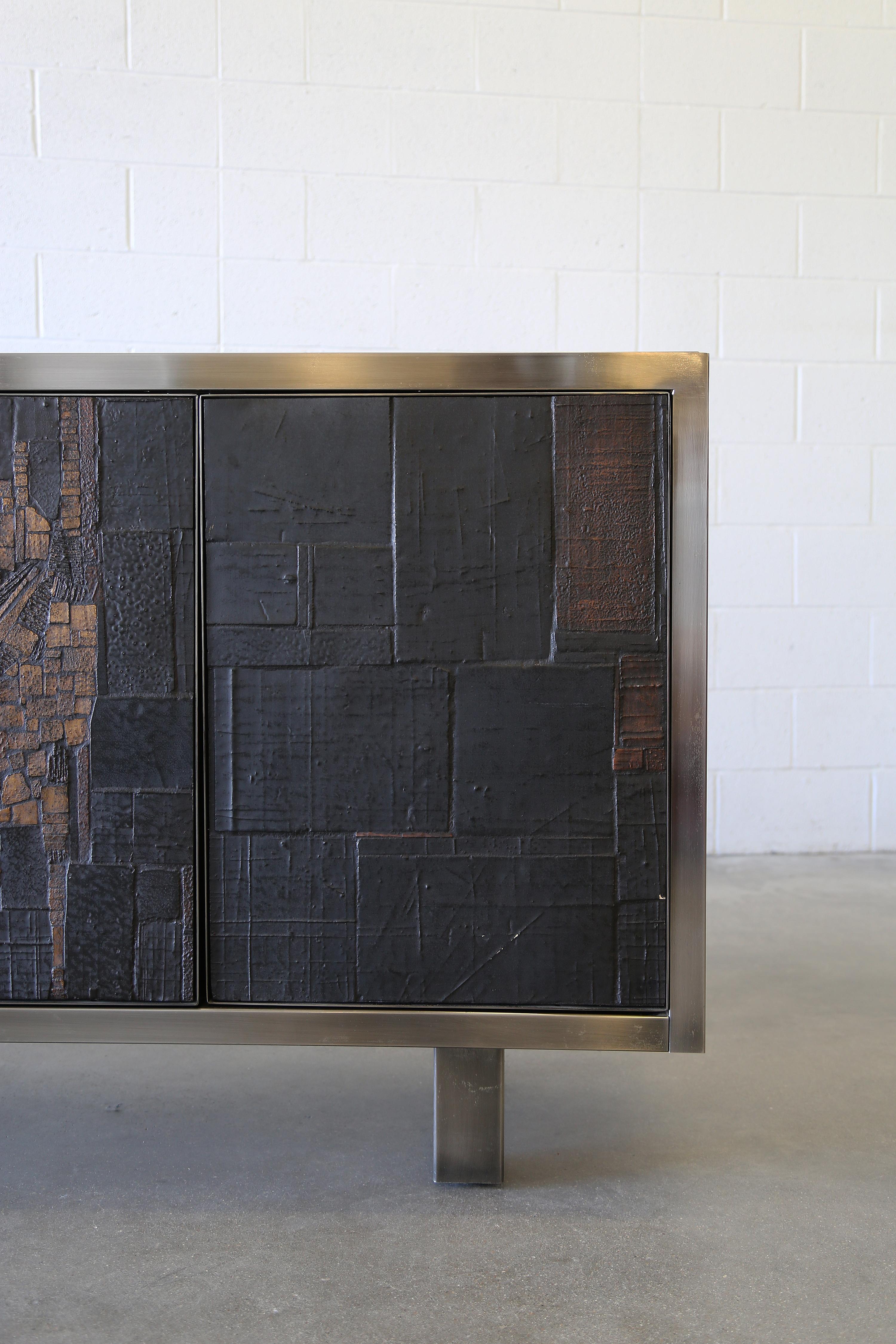 Pia Manu Anrichte aus brutalistischem Stahl, Chrom und Glas, 79,5 Zoll breit im Zustand „Gut“ im Angebot in Virginia Beach, VA