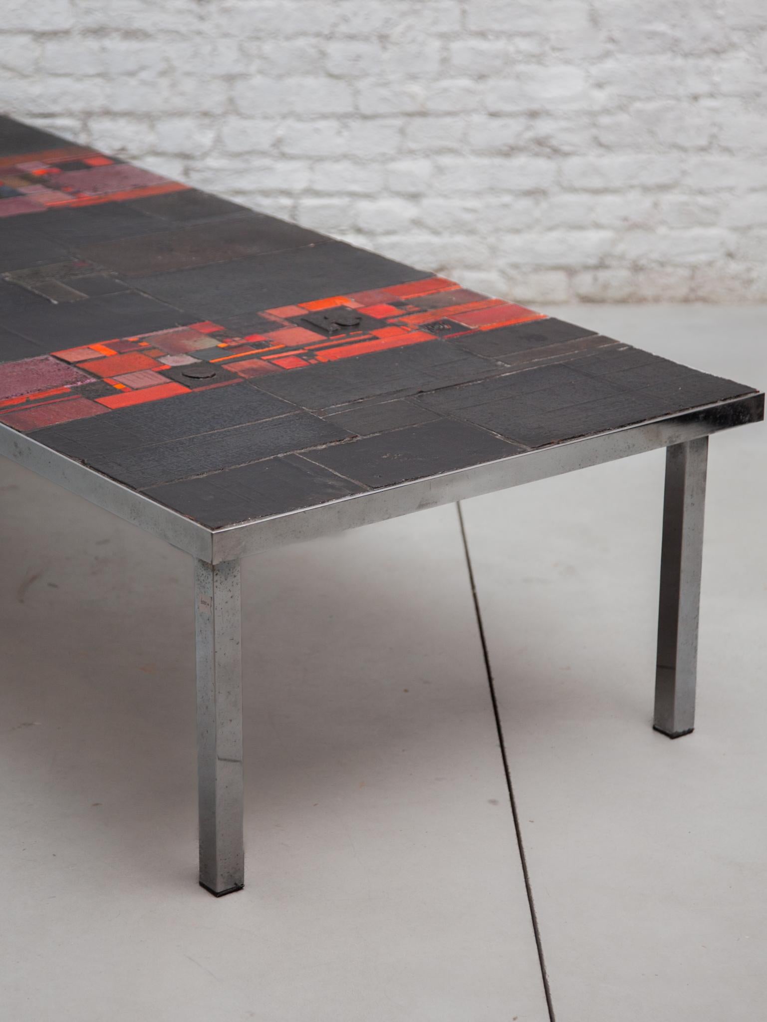 Pia Manu pour Amphora grande table basse, carreaux émaillés noirs et rouges en vente 3