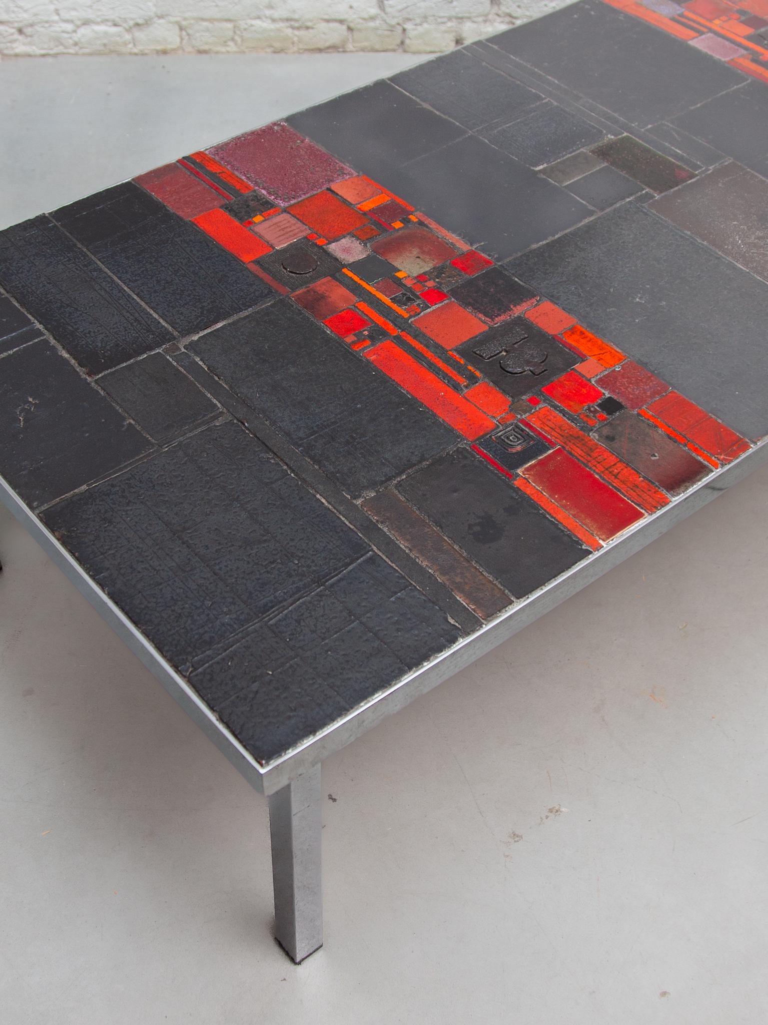 Pia Manu pour Amphora grande table basse, carreaux émaillés noirs et rouges en vente 6