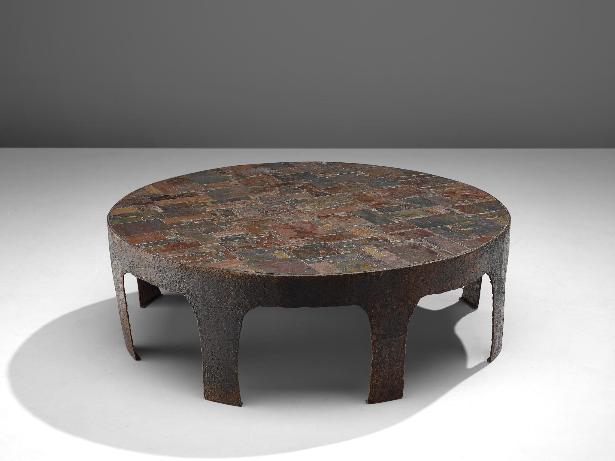 Pia Manu, table basse, fer forgé, céramique et pierre naturelle, Belgique, années 1960.

Cette pièce unique, fabriquée à la main avec une armature en fer découpé et forgé, est conçue dans l'atelier de Pia Manu. Les détails intéressants sont les