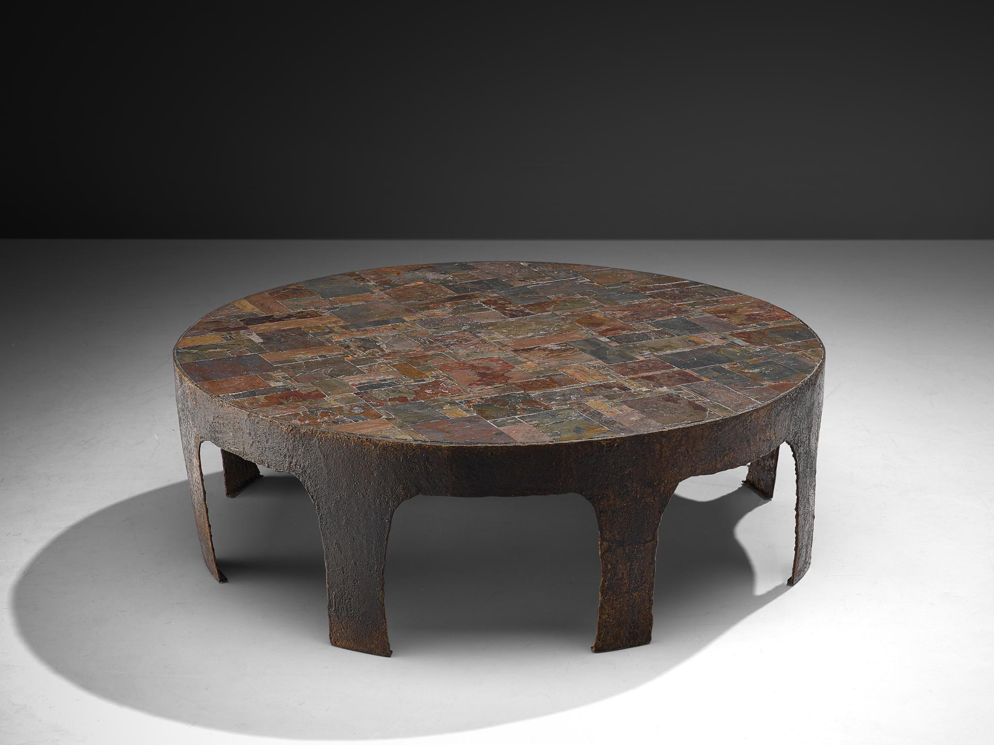 Pia Manu, table basse, fer forgé, céramique et pierre naturelle, Belgique, années 1960.

Cette pièce unique, fabriquée à la main avec une armature en fer découpé et forgé, est conçue dans l'atelier de Pia Manu. Les détails intéressants sont les