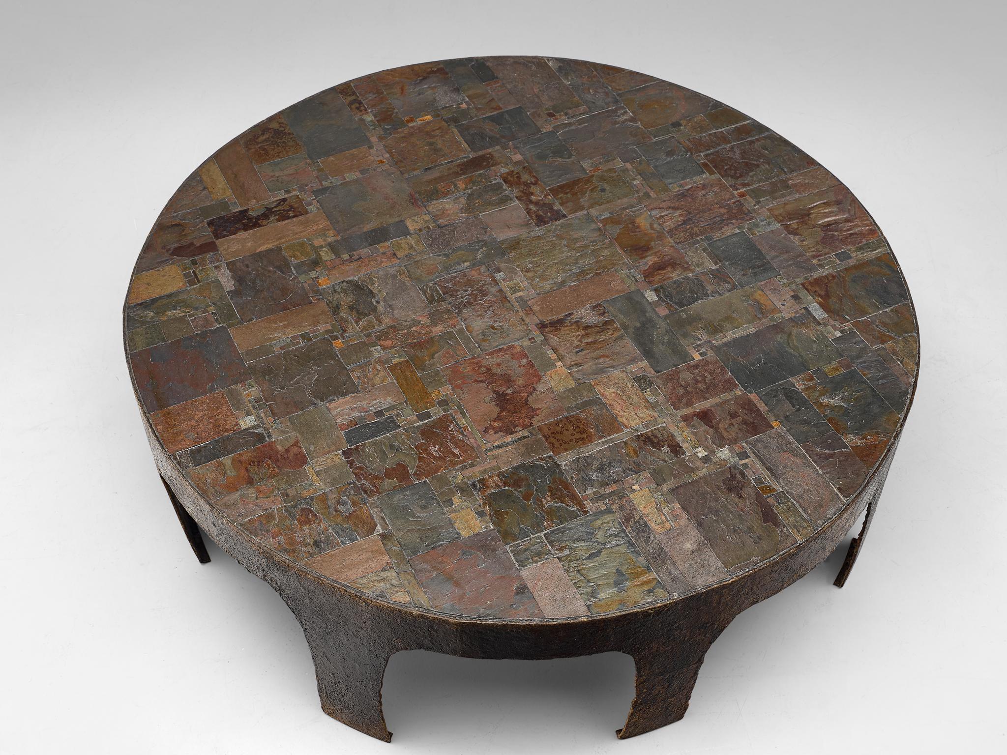Brutalisme Table basse artisanale Pia Manu avec mosaïque de pierres naturelles et fer en vente