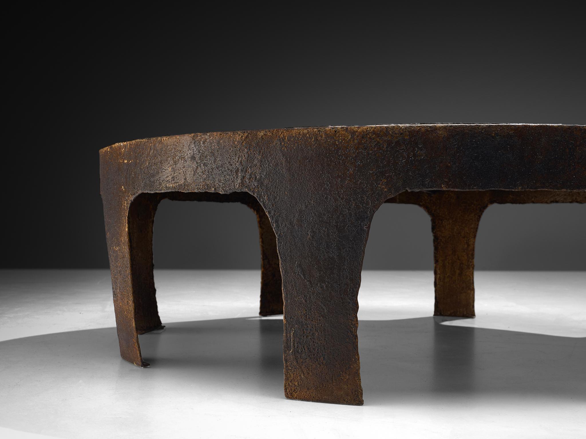 Mid-Century Modern Table basse artisanale Pia Manu avec mosaïque de pierres naturelles et fer en vente