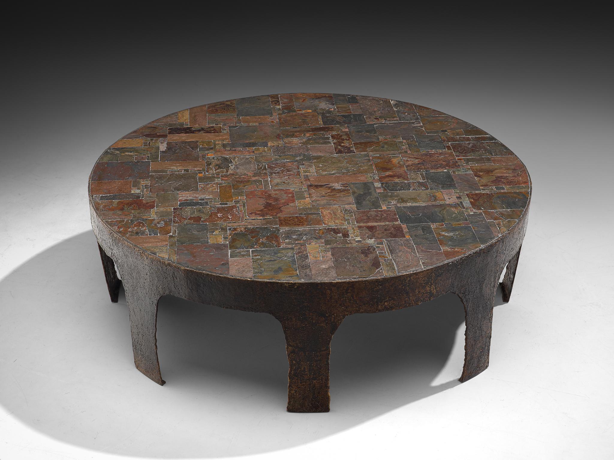 Belge Table basse artisanale Pia Manu avec mosaïque de pierres naturelles et fer en vente