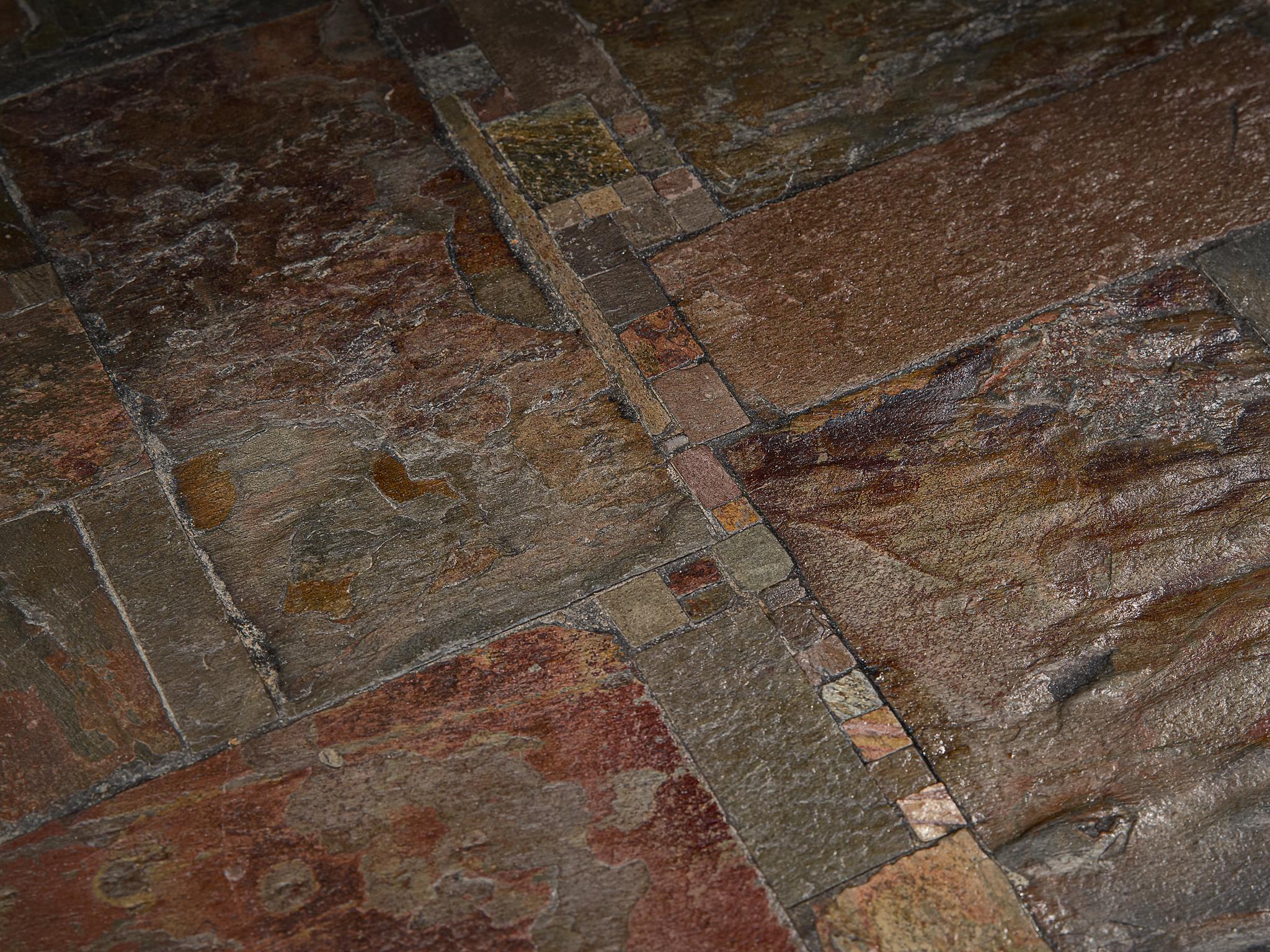 Table basse artisanale Pia Manu avec mosaïque de pierres naturelles et fer Bon état - En vente à Waalwijk, NL