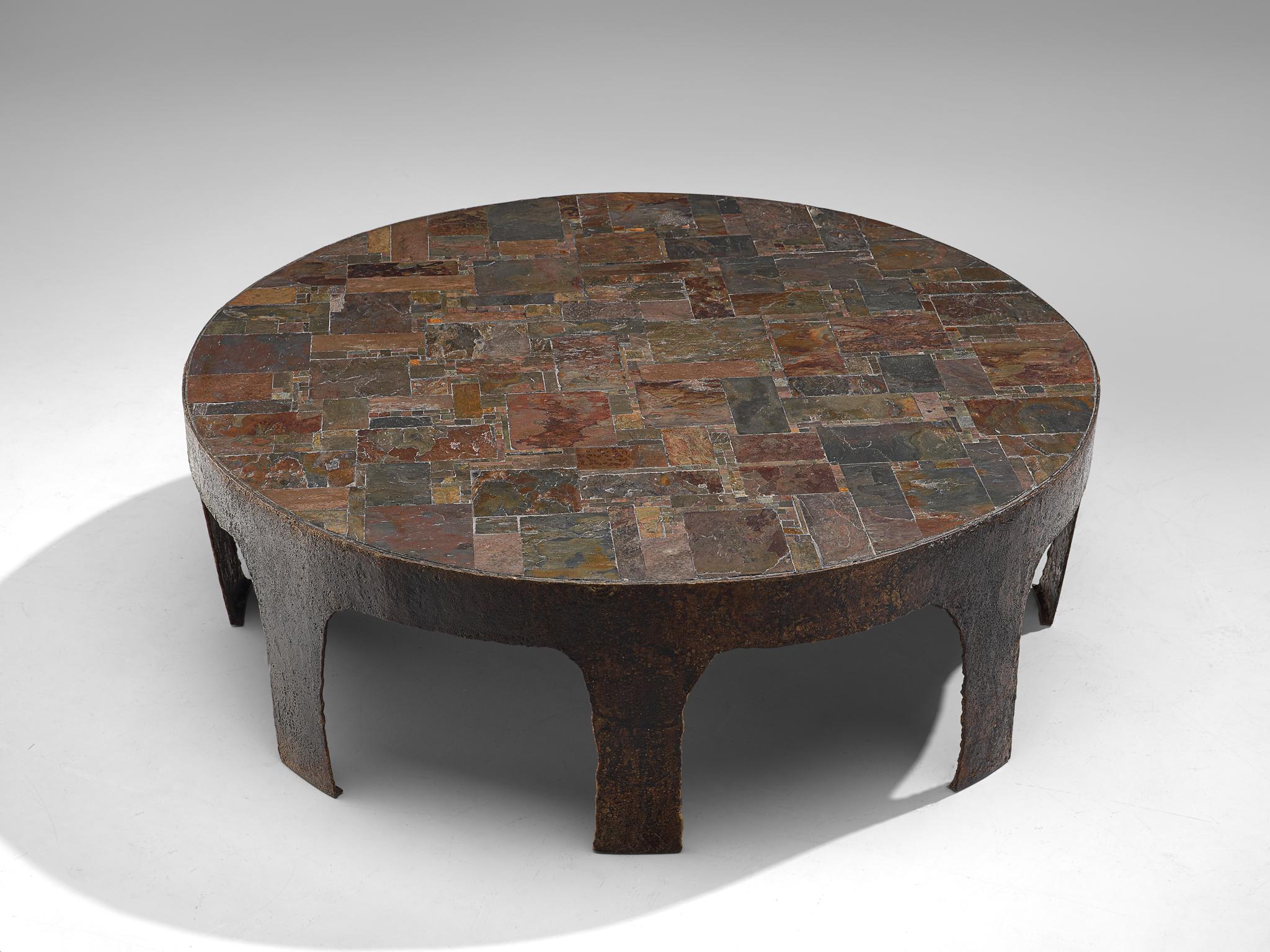 Milieu du XXe siècle Table basse artisanale Pia Manu avec mosaïque de pierres naturelles et fer en vente