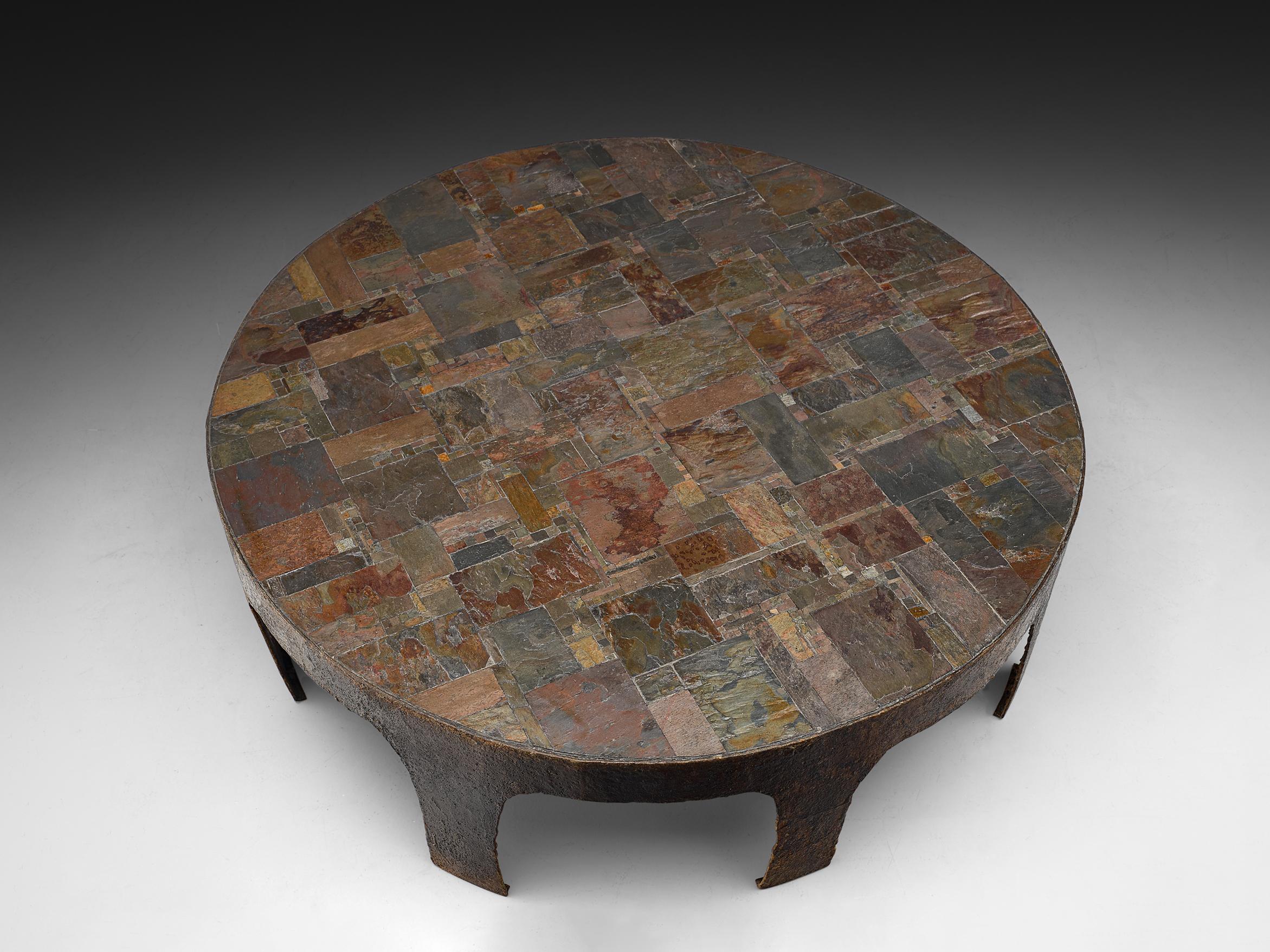 Milieu du XXe siècle Table basse artisanale Pia Manu avec mosaïque de pierres naturelles et fer en vente