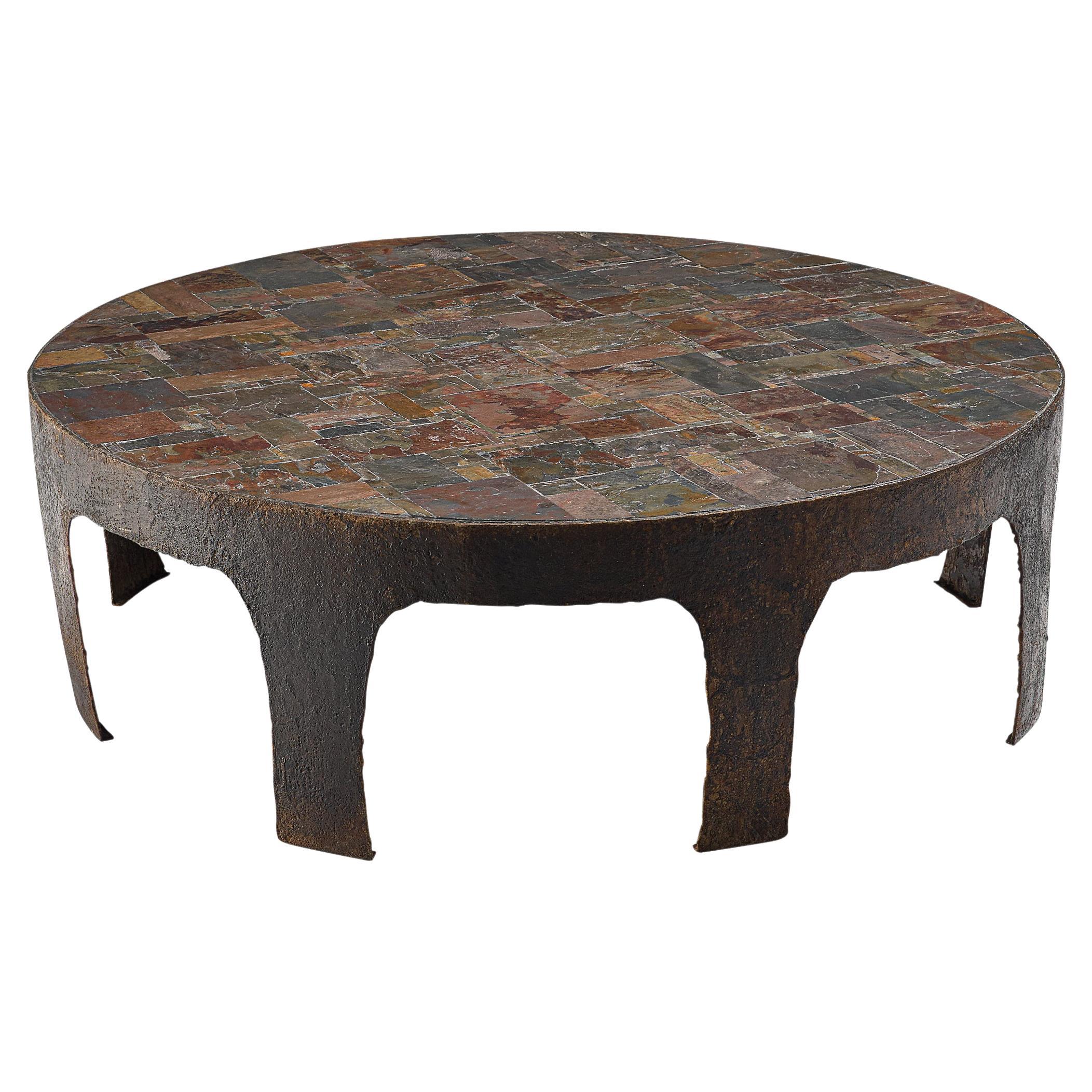 Table basse artisanale Pia Manu avec mosaïque de pierres naturelles et fer en vente