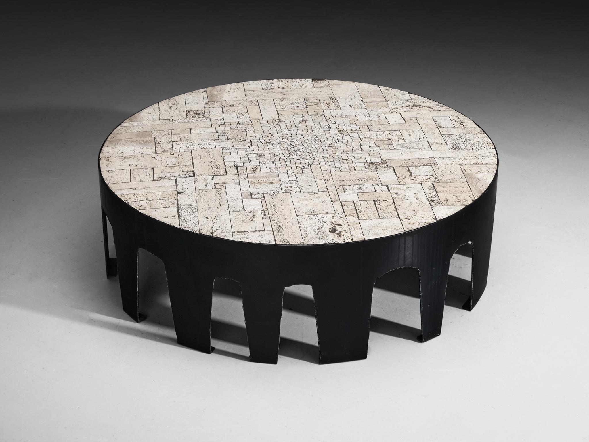 Pia Manu, mesa de centro, travertino, hierro forjado, Bélgica, años 60 

Esta pieza única, hecha a mano, está diseñada en el taller de Pia Manu. Gracias al uso artístico de materiales y combinaciones de texturas, la mesa de centro tiene un fuerte