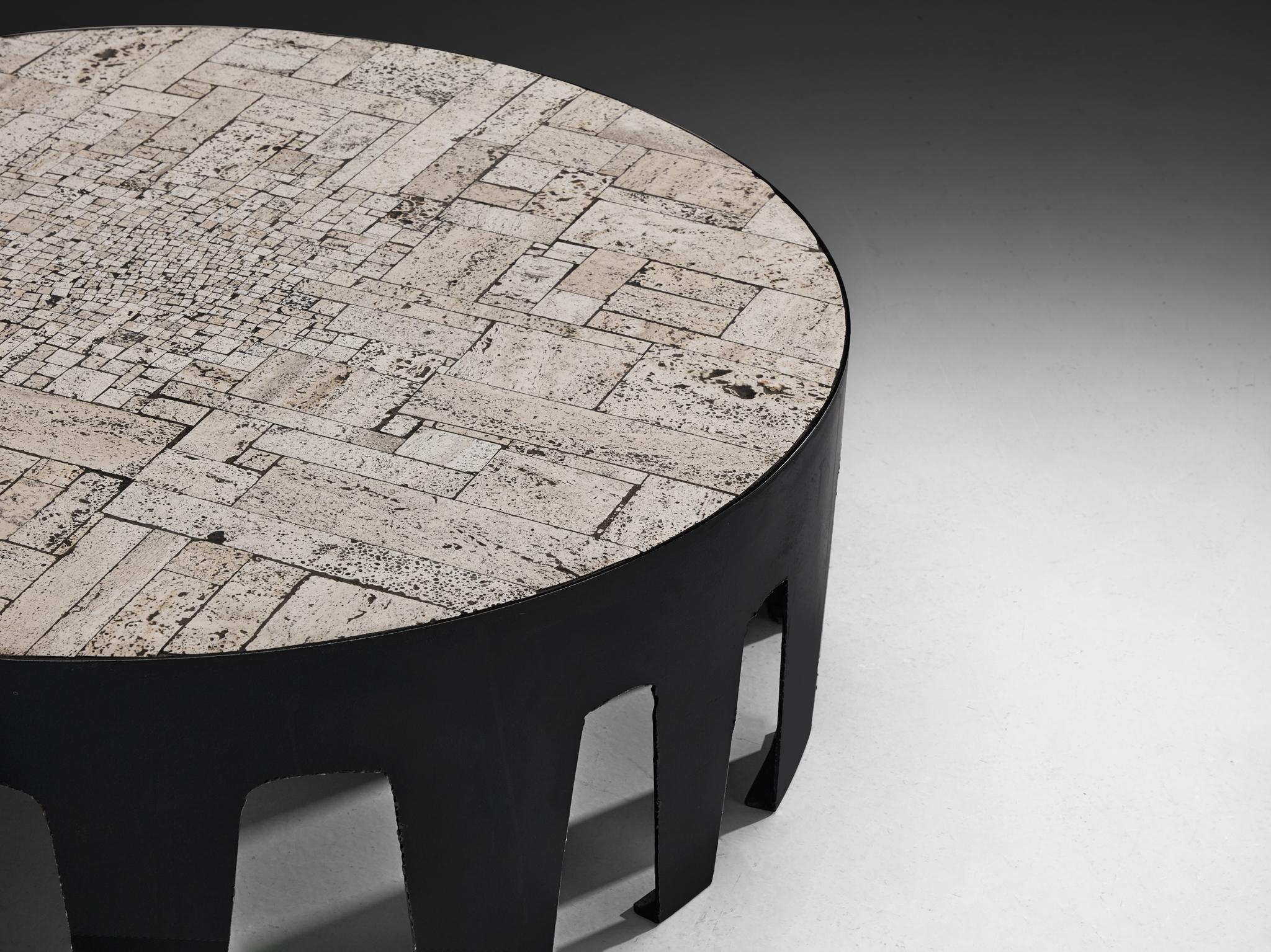 Mesa baja artesanal Pia Manu de travertino mediados del siglo XX en venta