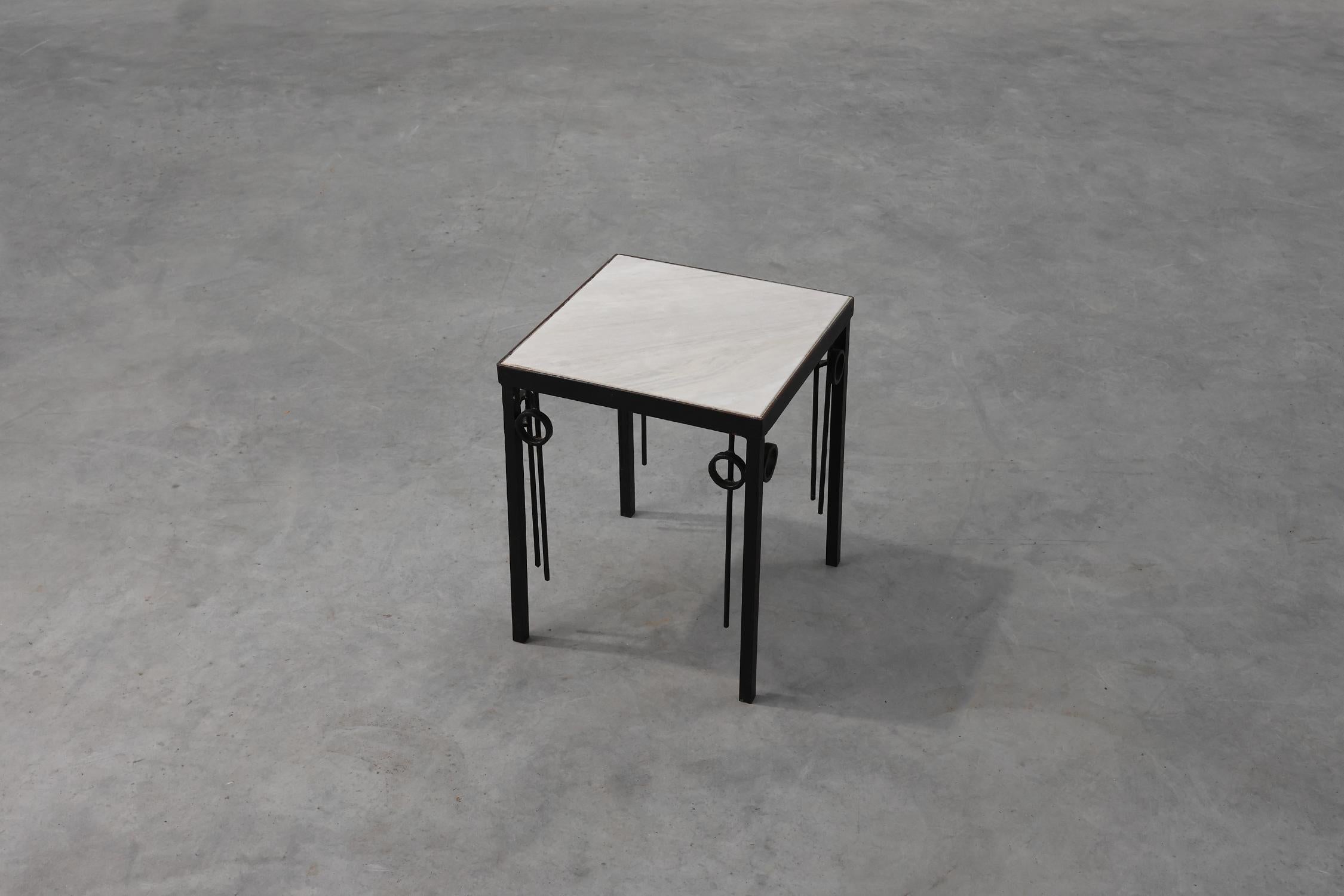 Fer forgé Table d'appoint carrée en fonte et marbre de Pia Manu, Belgique années 1960 en vente