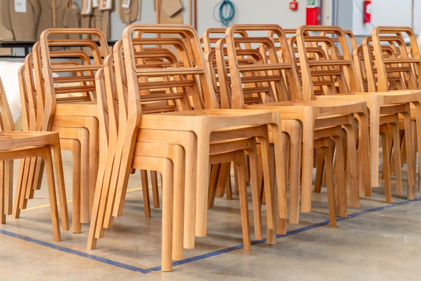Sedia Piaf impilabile in legno duro e paglia di Tiago Curioni, design brasiliano in vendita 1