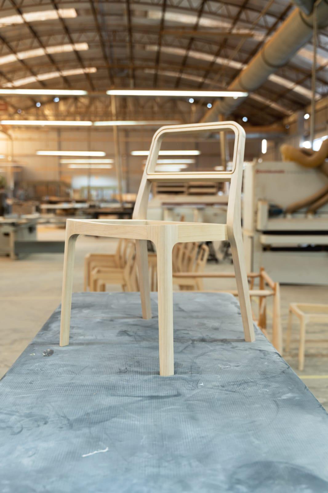 Sedia Piaf impilabile in legno duro e paglia di Tiago Curioni, design brasiliano in vendita 2