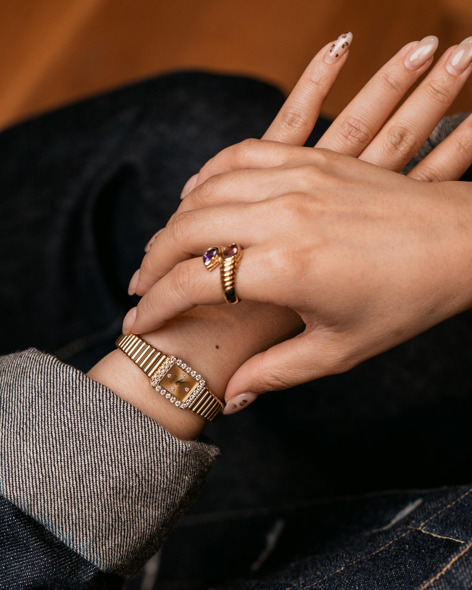 Piaget 15244 C510 - Quadrante champagne - Lunetta con diamanti - Bracciale Bullet in oro giallo 18 carati - Anni '80
Offerto da Classic Time Club
SKU 1884

Classic Time Club è orgoglioso di presentare questo squisito Piaget Ref. 15244 C510,