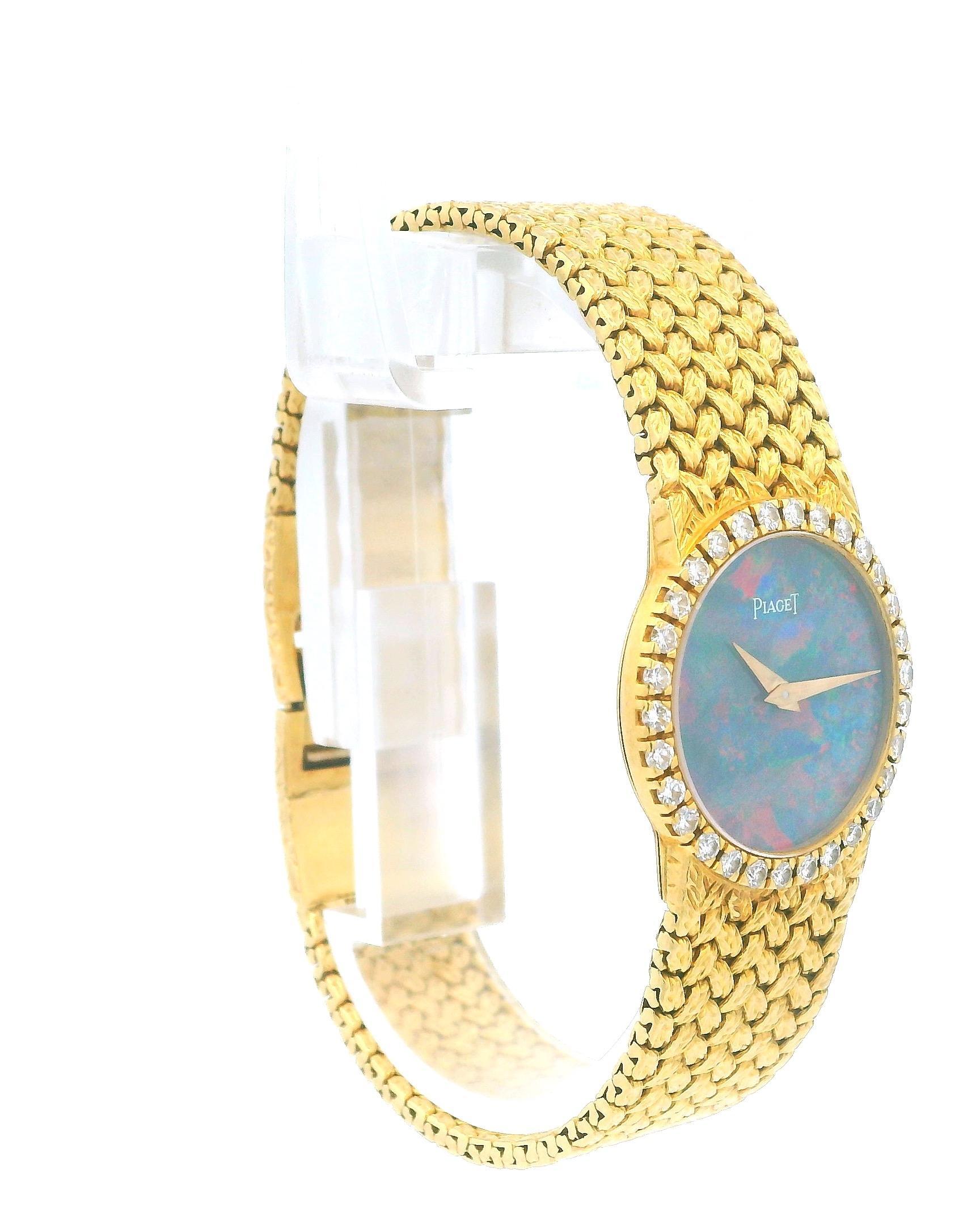 Questo splendido orologio è un raro e lussuoso Piaget 15706 D2 da donna, risalente al 1985 circa. Con una sottile cassa da 24 mm realizzata interamente in oro giallo massiccio 18 carati, questo orologio vintage incarna il design elegante e orientato