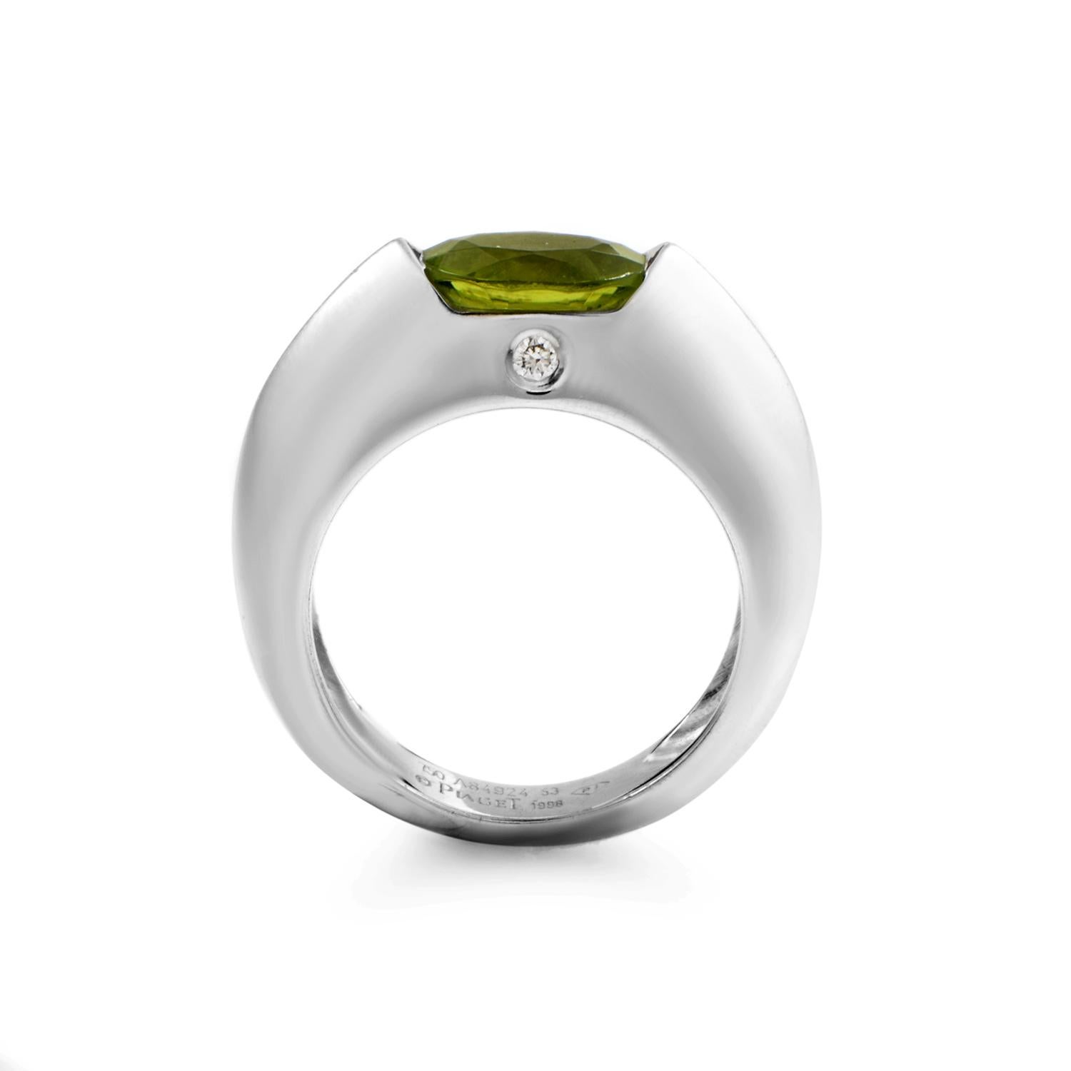 This fashionable Piaget ring features a classy design that will effectively accompany any style and look; it's made of finest 18K white gold and boasts a striking peridot as main stone, while on the side is subtly accented with a diamond.
