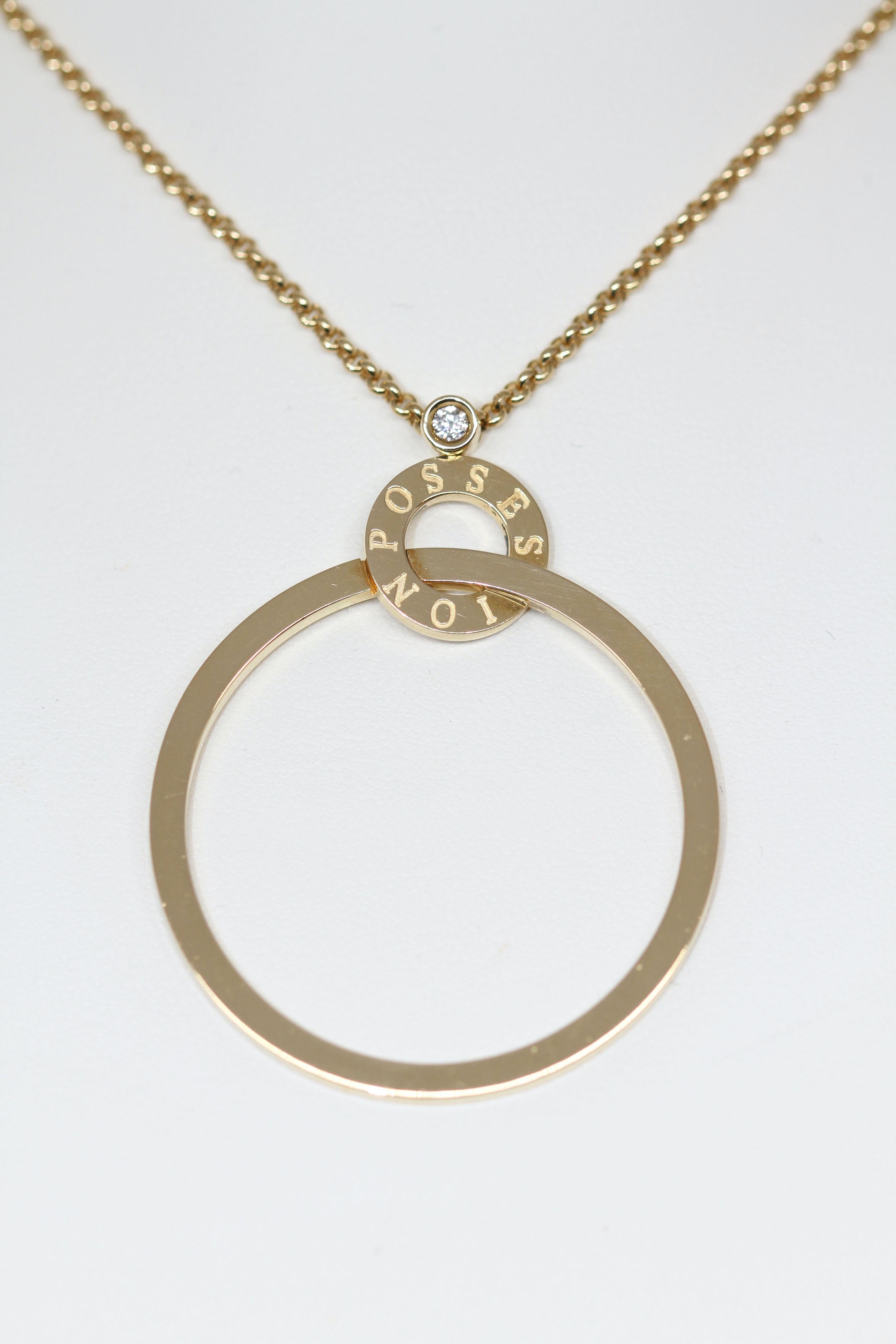 Cet élégant collier Possession de Piaget est réalisé en or jaune 18 carats. 
Il est composé d'une bague gravée Possession en or jaune tenant un grand anneau en or.
Le motif est rehaussé d'un magnifique diamant sur le dessus - taille brillant