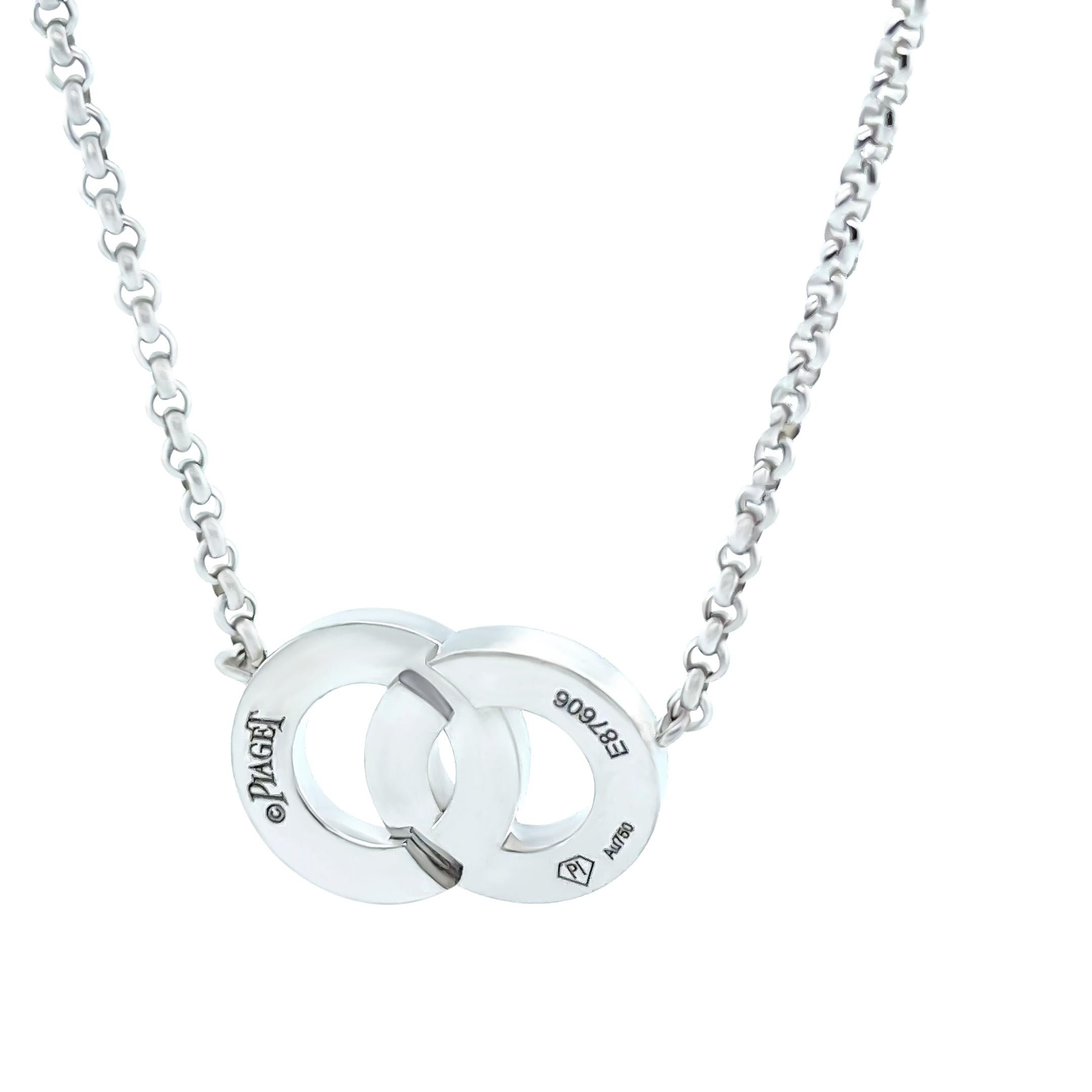 Elegante collana Piaget Toi Moi Possession, finemente realizzata in oro bianco 18ct con 13 diamanti rotondi taglio brillante incastonati nel pendente circolare. I diamanti ammontano a circa 0,32 carati, con una gradazione di colore F e purezza VS,