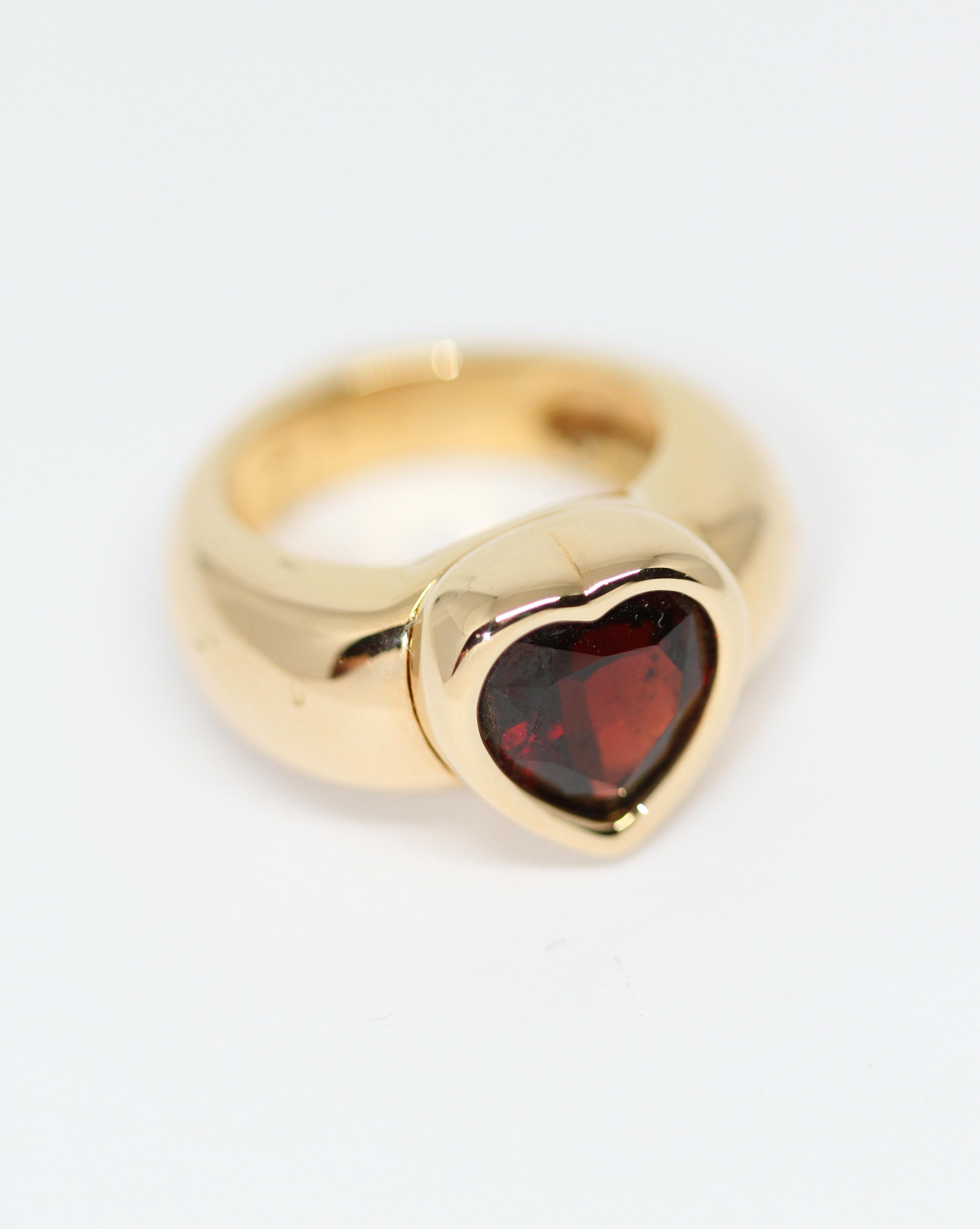 This elegant ring signed from the house of Piaget is made in 18kt rose gold and set with a heart shape garnet. 

Year: 1997
Collection: Heart
Material: 18 kt rose gold and garnet - rhodolite
Size: 52 - approx. 6.5
Weight: 14.99gr
Condition: