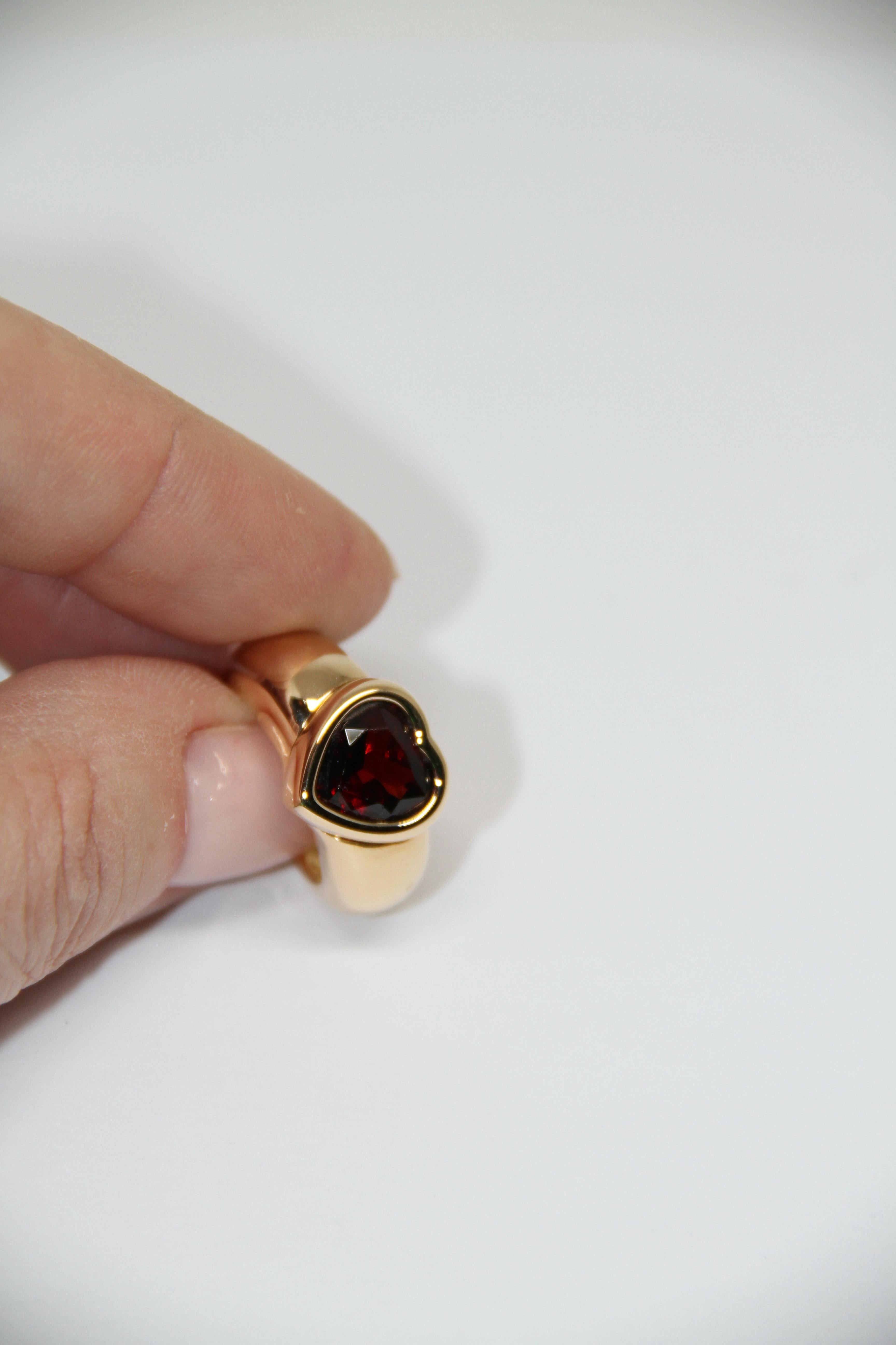 Piaget 18k Rose Gold Garnet Heart Ring In Good Condition In Geneva, CH