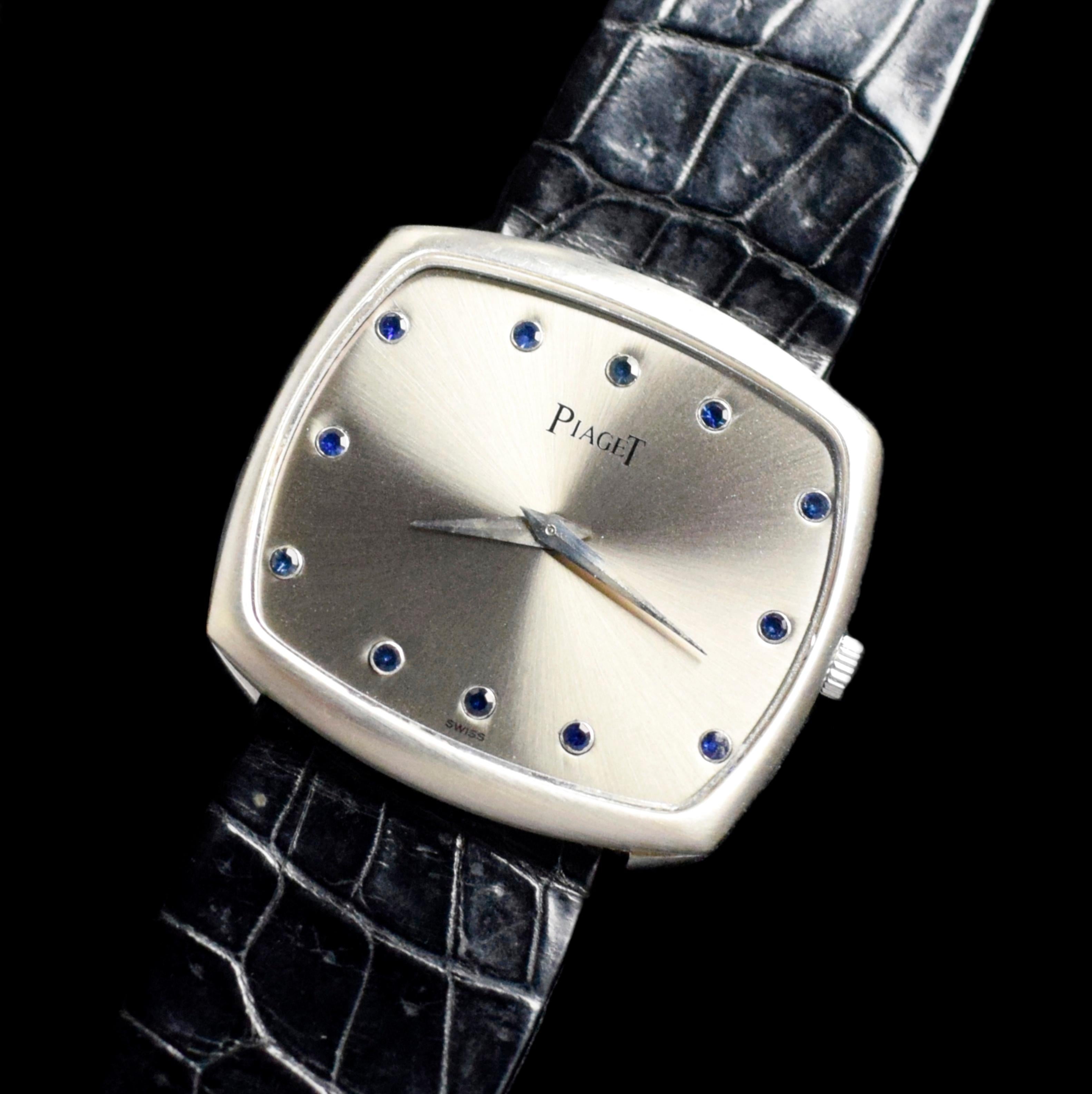 Marke: Piaget
Jahr: 1970er Jahre
Modell: 9731
Seriennummer: 20xxxx

Referenz: C04216

Fall: Zeigen Anzeichen von Verschleiß 18K White Gold Fall mit ungefähren Größe 31mm x 29mm im Durchmesser ohne Krone; zusammen mit Modell und Seriennummer auf