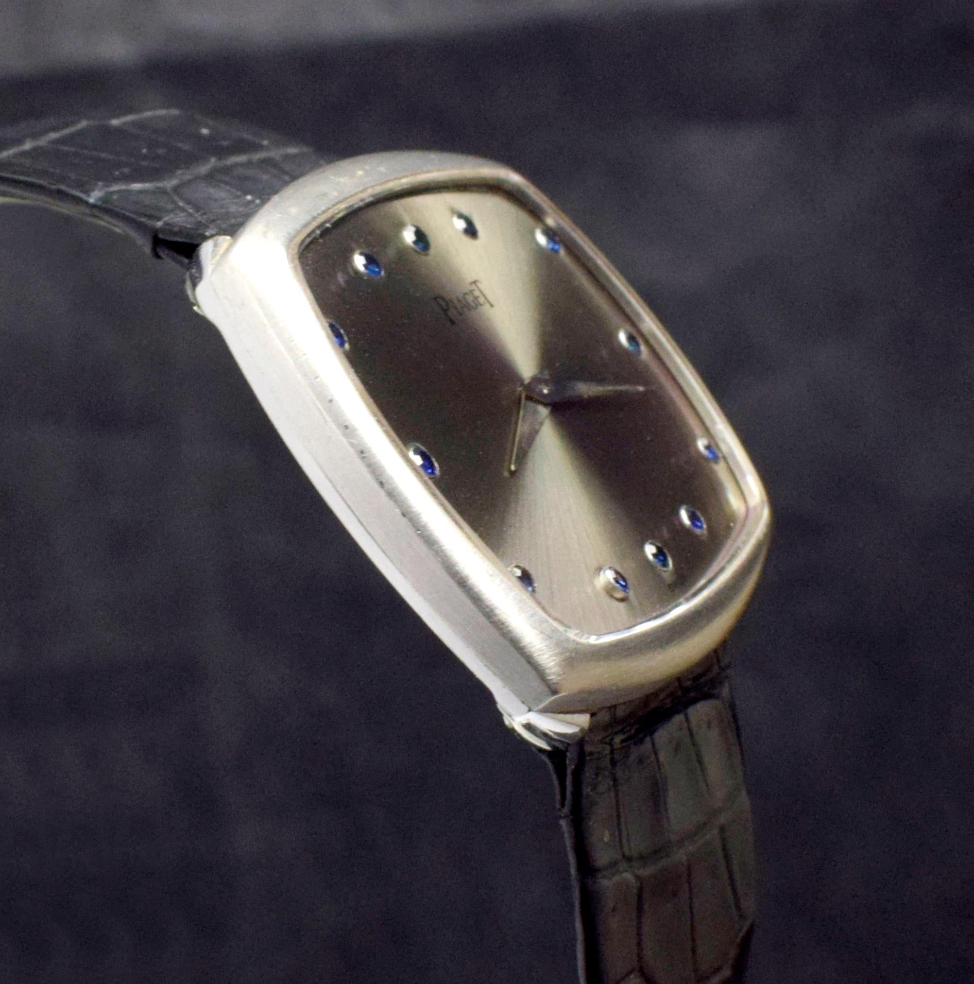 Piaget 18K WG Kissen Rechteckige blaue Saphir Indexe 9731 Handgefertigt, 1970er Jahre für Damen oder Herren