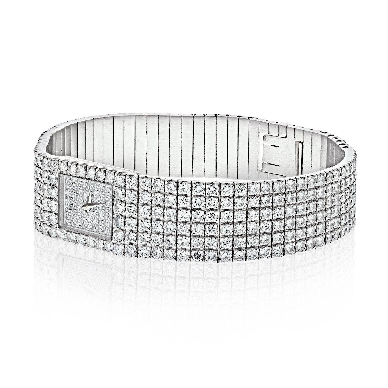 Diese Piaget POLO Diamantuhr aus dem 21. Jahrhundert in makellosem Zustand ist das perfekte Glamour-Stück.
Mit allen originalen, werkseitig gefassten Diamanten, ca. 20,00 Karat, E-F, Farbe VVS, Reinheit.
Diese Uhr mit Quarzwerk von Piaget besitzt