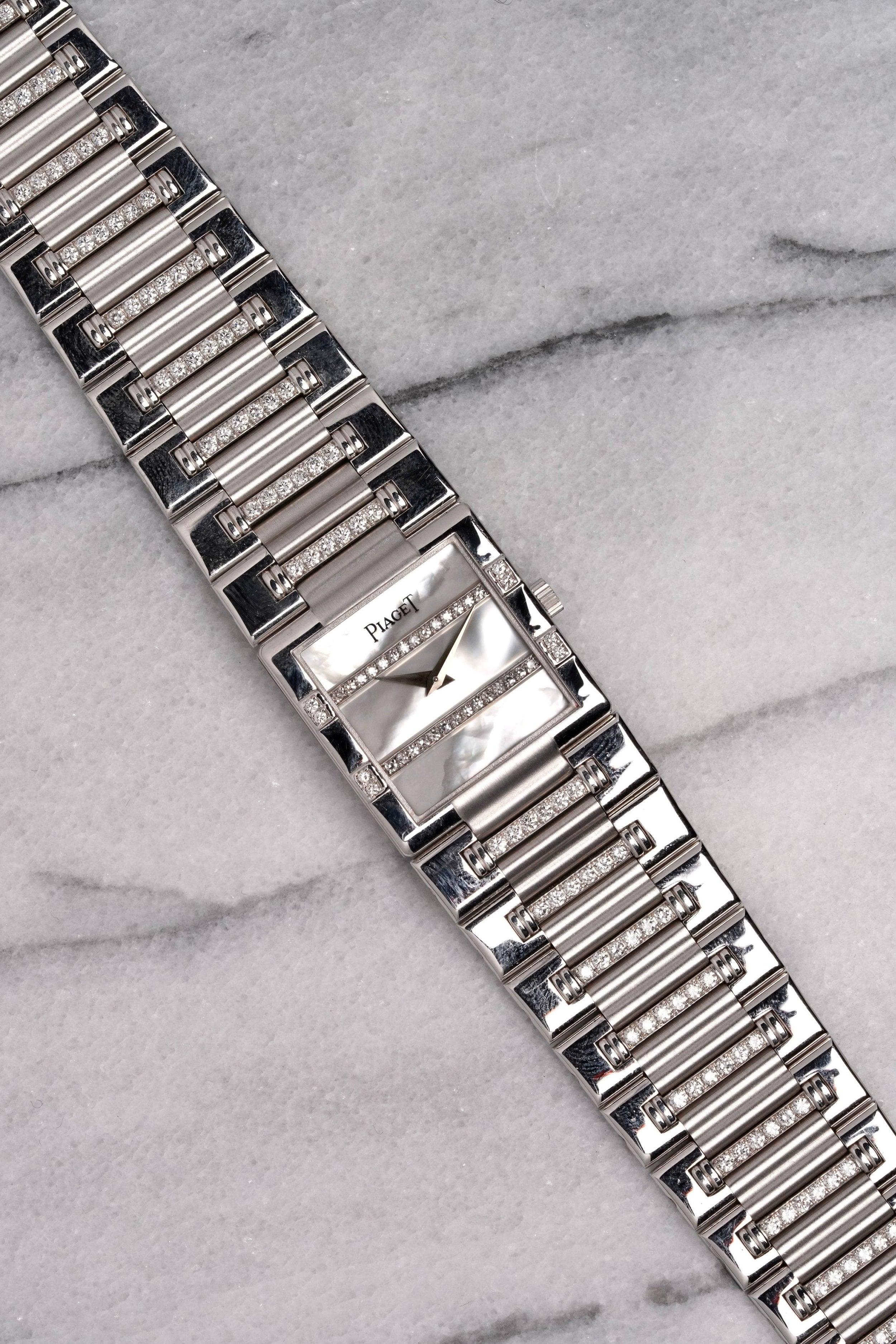 Aquí tienes un Piaget Dancer Manual Wind vintage de oro blanco de 18 quilates referencia 91327 con esfera de nácar y diamantes de fábrica de los años 80. Mantiene la hora y es totalmente funcional. La pulsera se ajusta a una muñeca de hasta 7,5