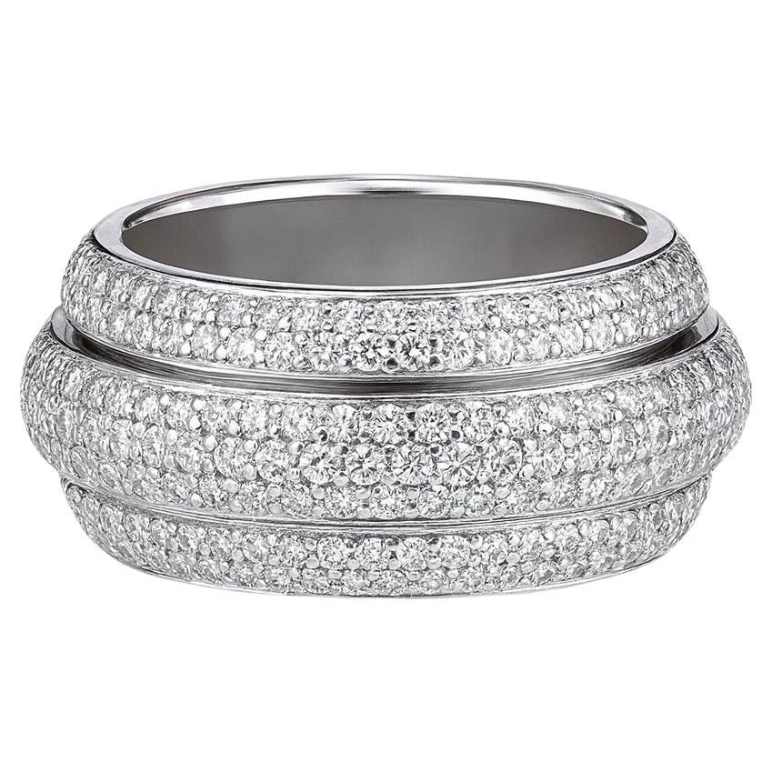 Piaget 18K White Gold Round Diamond Rolling Possession Band Ring

Crafted in luxurious 18K white gold, this Piaget Rolling Possession band ring features a bold design fully set with 315 round pavé-set diamonds weighing a total of 3.55 carats. The