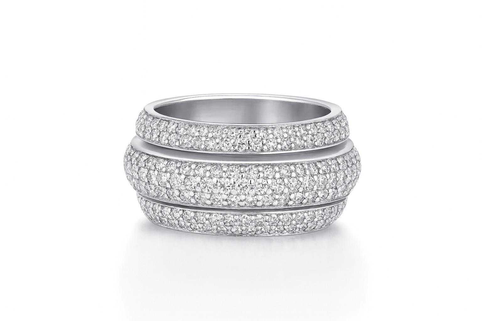 Piaget 18K White Gold Round Diamond Rolling Possession Band Ring In Excellent Condition For Sale In Chicago, IL