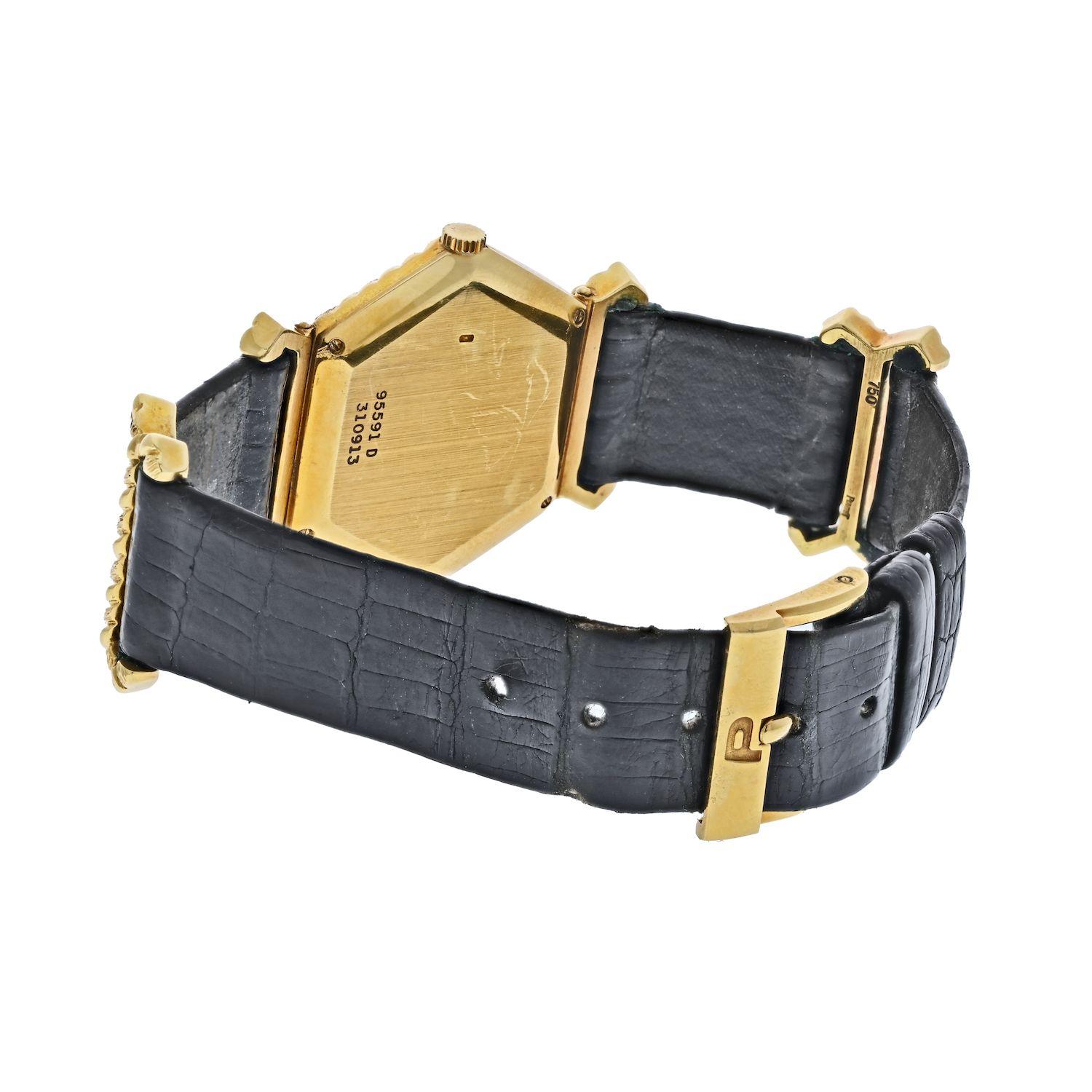 Hergestellt von Piaget ca. 1970 in 18K Gelbgold ist dies eine 95591 D Armbanduhr. Perfektes Vintage-Accessoire für alle, die auf die Retro-Ära, klare Linien und Schlichtheit stehen. Mit sechseckigem Zifferblatt und Seilmuster aus 18 Karat Gelbgold