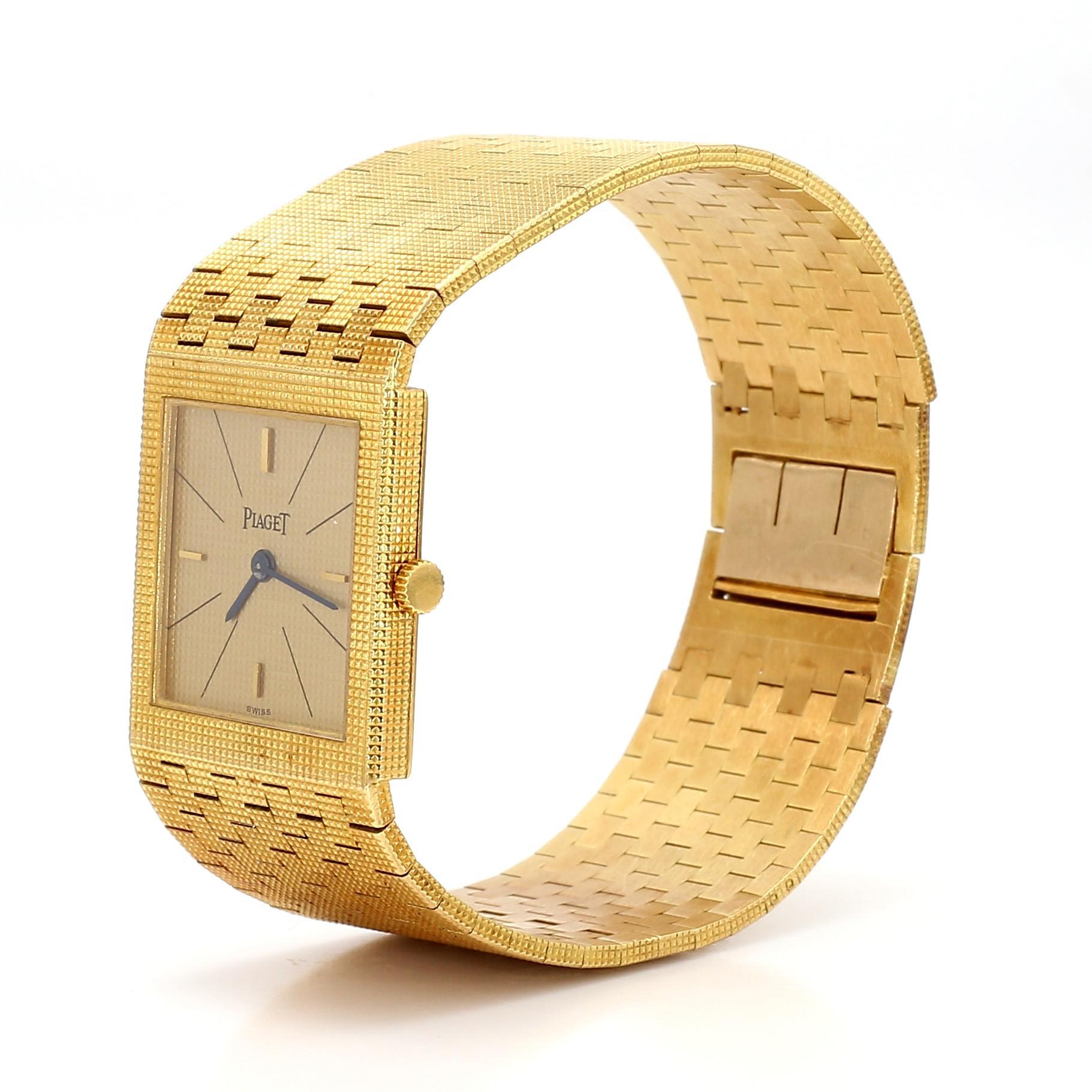 La montre en or Piaget est un garde-temps luxueux qui respire l'élégance et la sophistication. Fabriquée en or 18 carats, cette montre n'est pas seulement un élément de mode, mais aussi un symbole de richesse et de prestige.

Avec un poids de 81,57