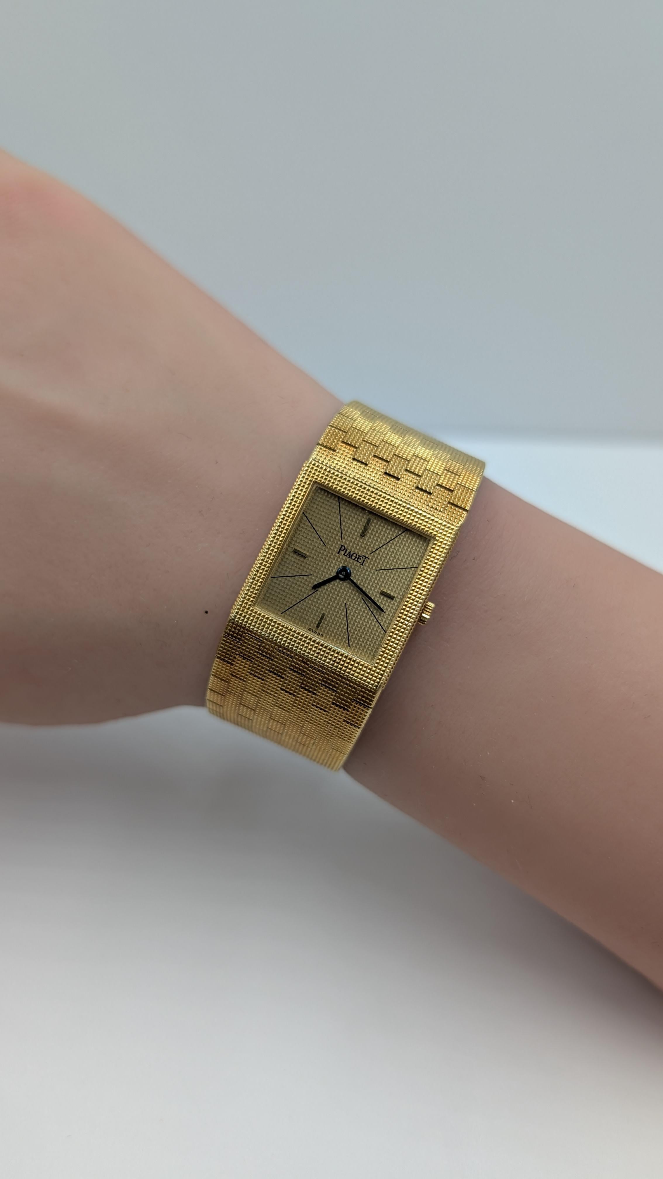 Piaget Montre bracelet en or jaune 18 carats en vente 4