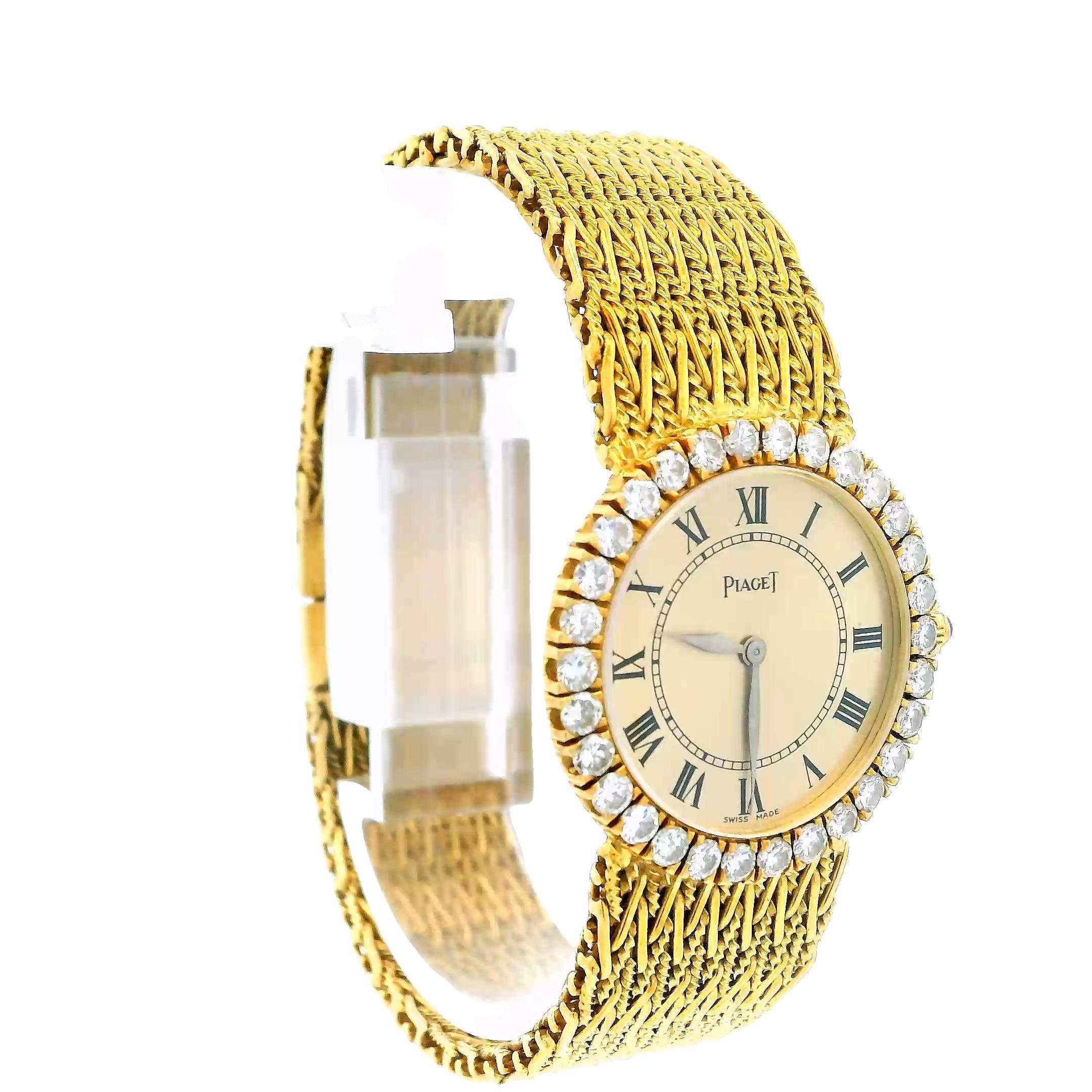 Cette exquise montre ronde présente un cadran champagne raffiné élégamment entouré d'une lunette en diamants étincelante. Les index des heures sont indiqués par des chiffres romains classiques, ajoutant une touche de sophistication. Fabriquée dans