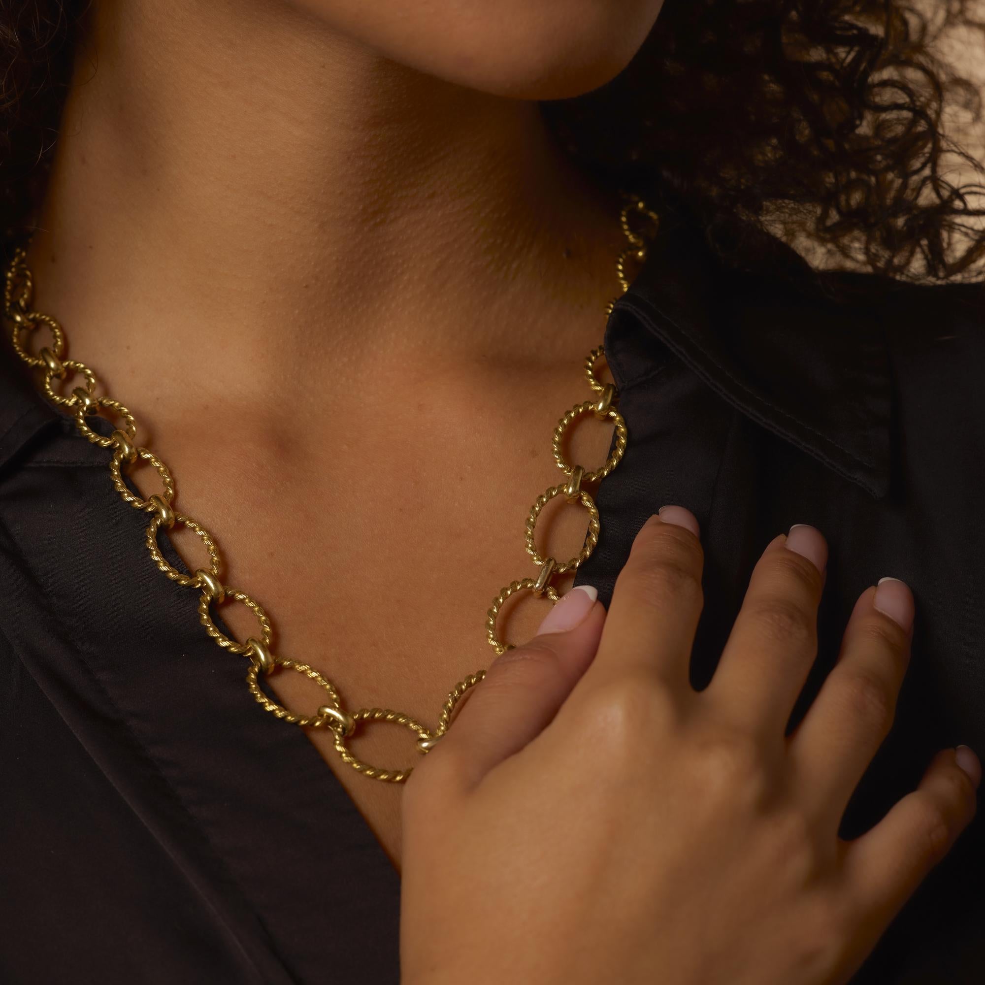 Cet audacieux collier Piaget vintage en or jaune 18 carats rayonnant présente un poids exceptionnel, un luxe intemporel et un savoir-faire suisse impeccable dans une silhouette raffinée.