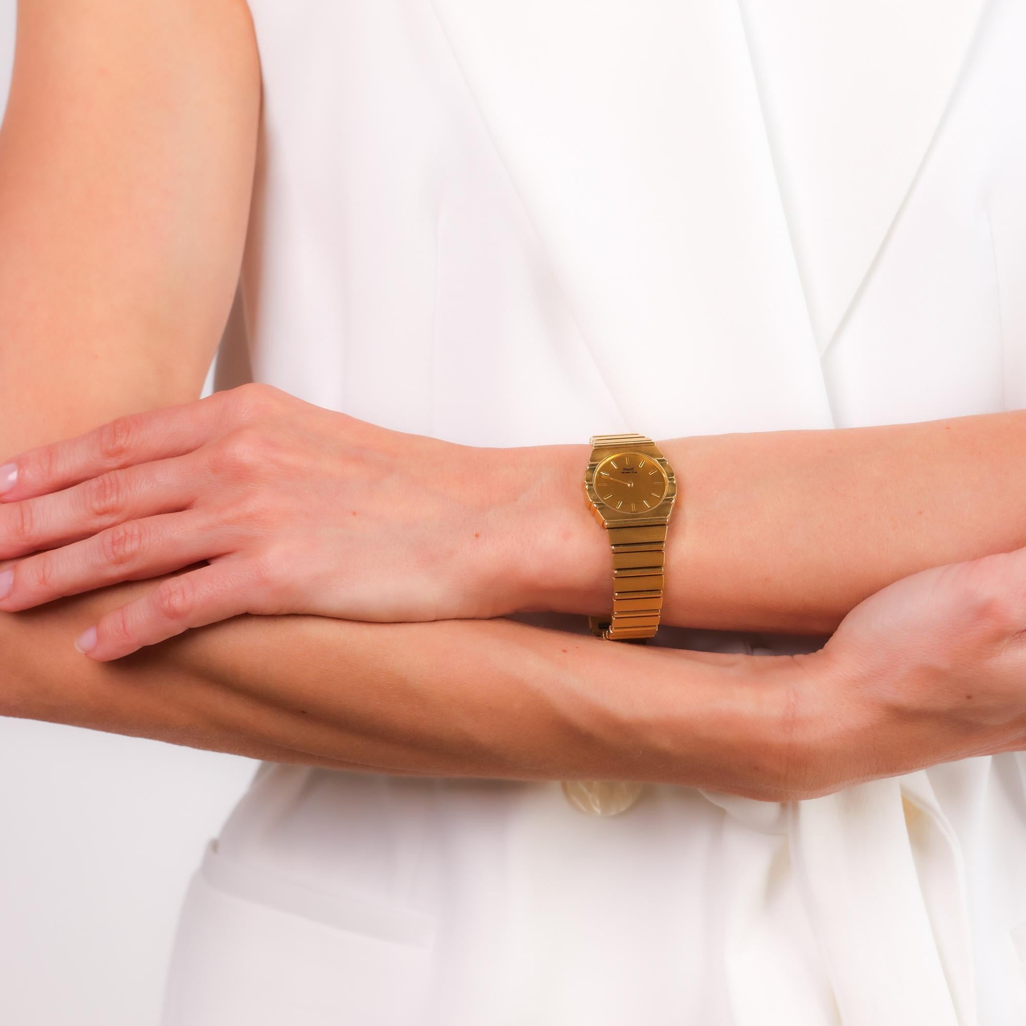 Diese Vintage-Piaget-Polo-Uhr verkörpert mit ihrem ikonischen Design zeitlosen Luxus. Sie ist komplett aus 18 Karat Gelbgold gefertigt und mit Quarzpräzision ausgestattet.

Marke: Piaget
Uhrwerk: Quarz
Metall: 18k Gelbgold 
Epoche: Vintage By
