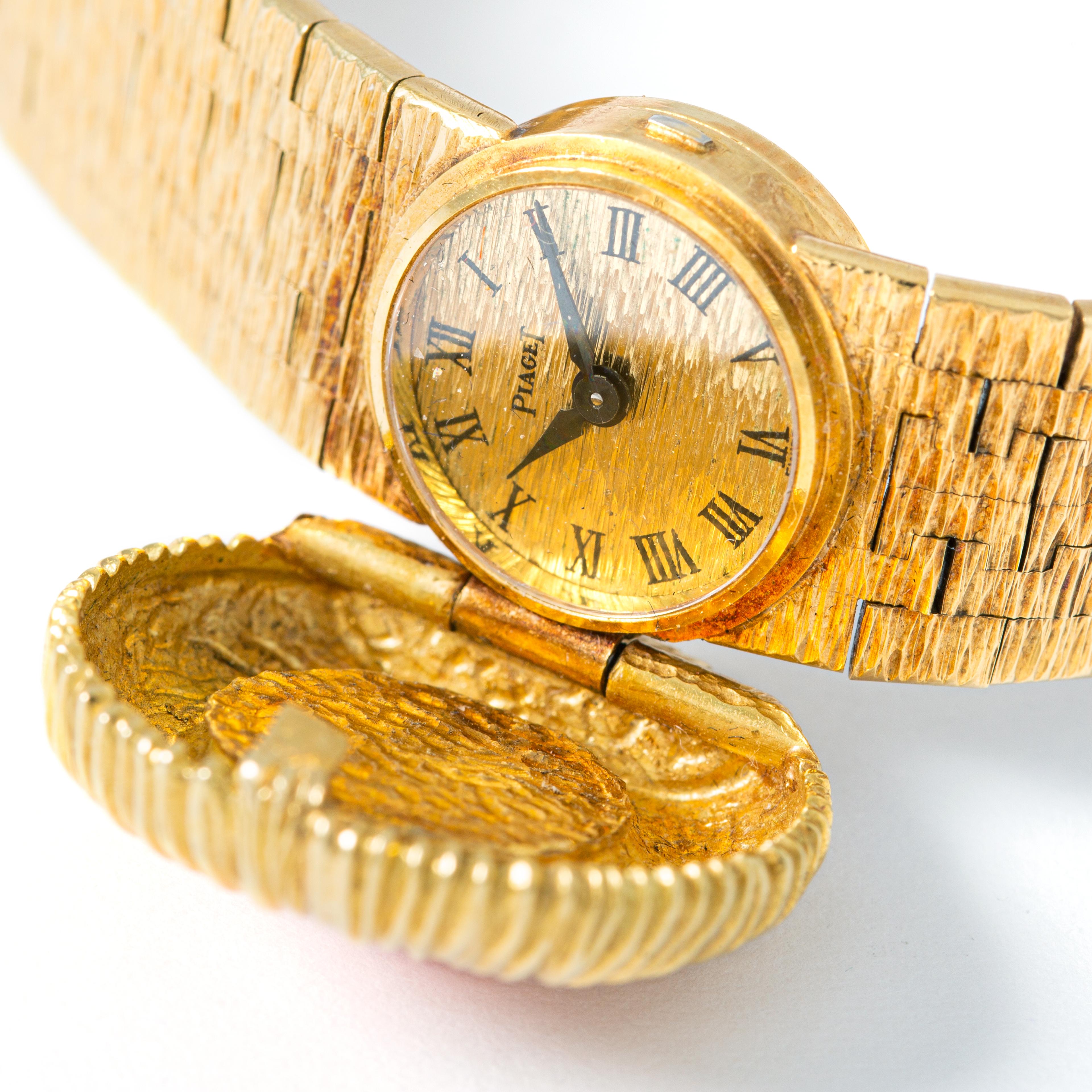 Piaget Armbanduhr aus 18 K Gelbgold mit Koralle in der Mitte. 
Piaget. Circa 1960. 
Länge: 17.00 Zentimeter.
Gesamtgewicht: 48,23 Gramm.

Wir übernehmen keine Garantie für das Funktionieren dieser Uhr.