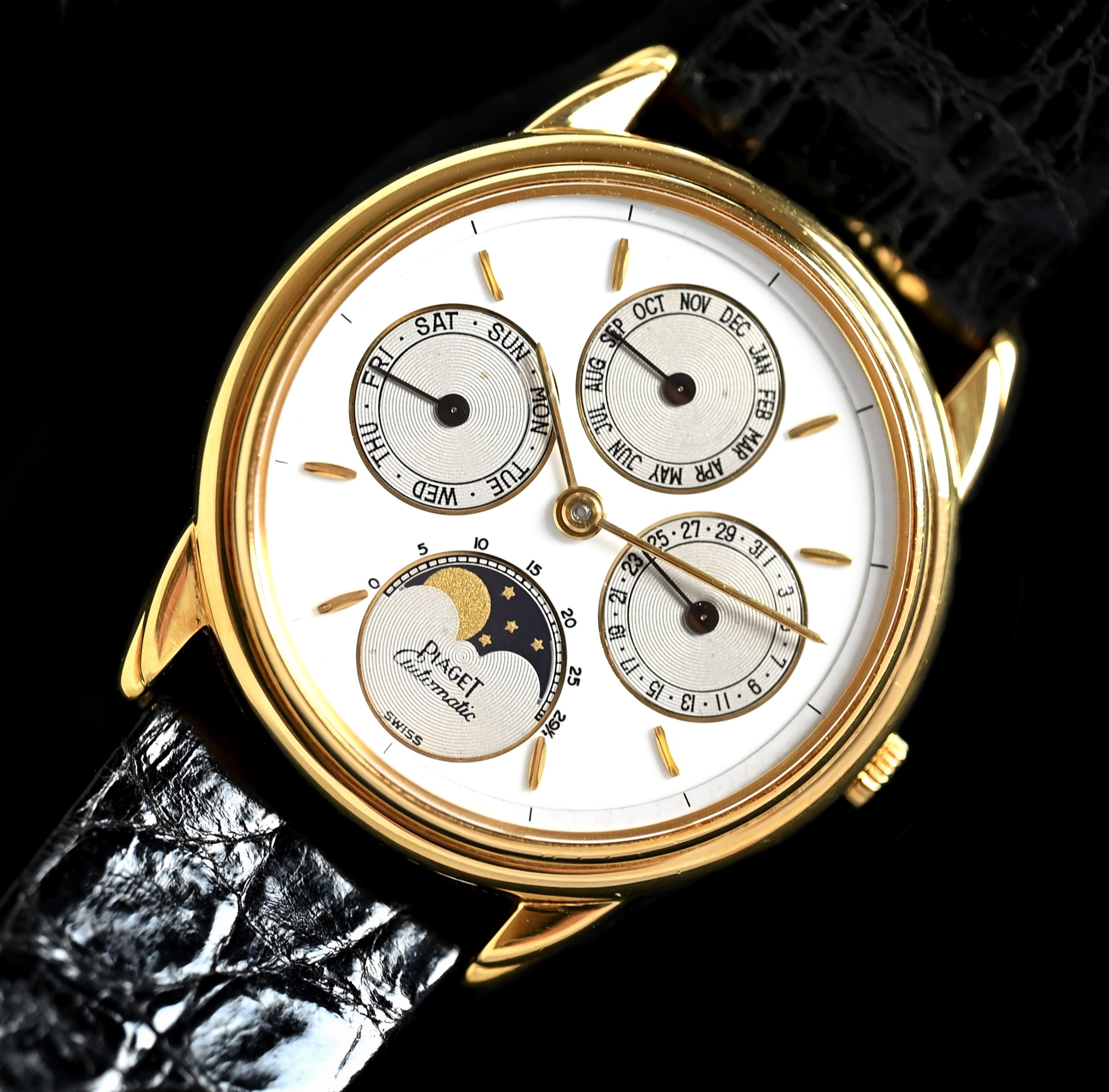 Marke: Piaget
Jahr: 1980-1990er Jahre
Modell: 15958
Seriennummer: 48xxxx

Referenz: C04122

Fall: Zeigen Zeichen der Abnutzung 18K Gelbgold Fall mit ungefähren Größe 33,5 mm im Durchmesser ohne Krone; zusammen mit Modell und Seriennummer auf